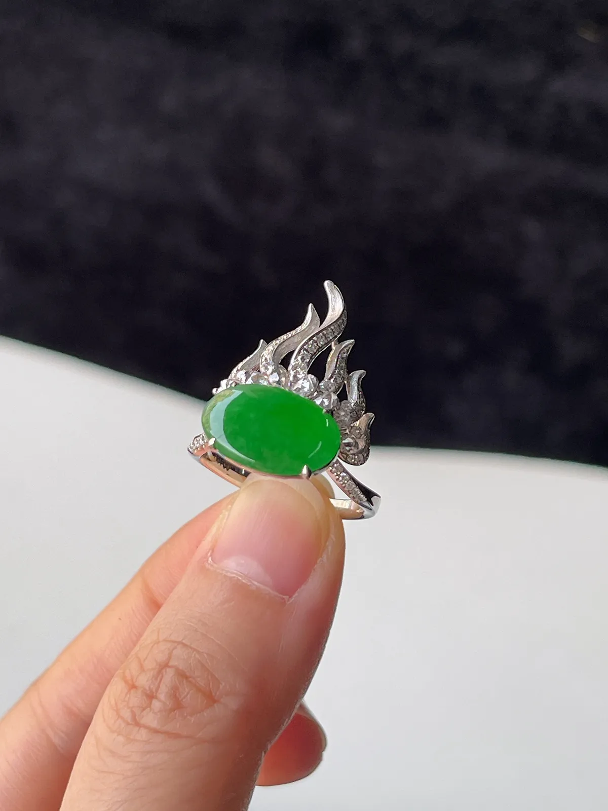 翡翠冰种绿色戒指，18k金伴钻石