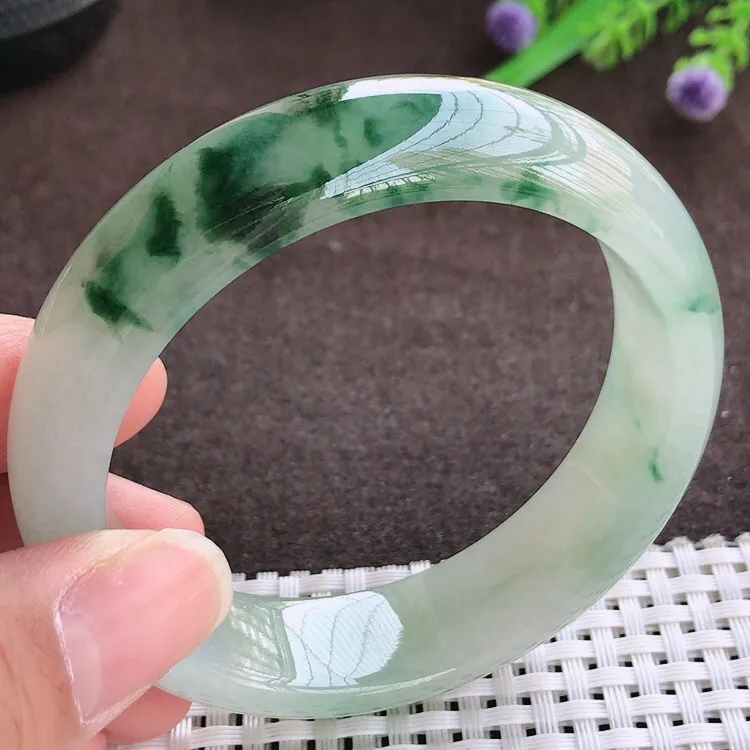 自然光，58圈口，老坑冰胶果冻冰飘花轮胎手镯，翡翠玉镯，玉质细腻，冰莹起胶，色泽鲜美，清秀灵气，优雅气质，尺寸58/15.6/8.3