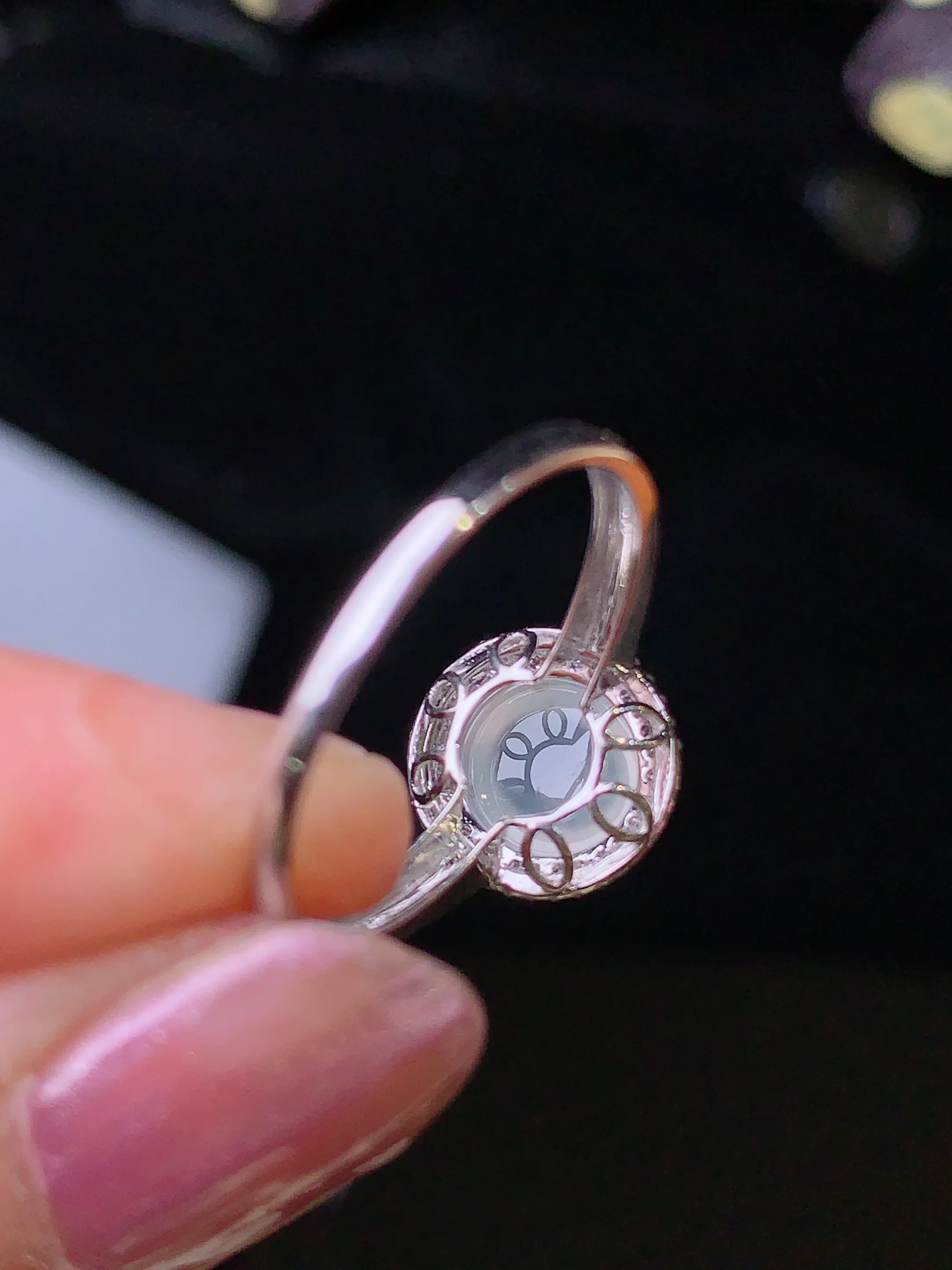 18k金钻镶嵌冰种蛋面戒指 玉质细腻 色泽清新艳丽 圈口14.5 整体尺寸10.3*9.8*7.5