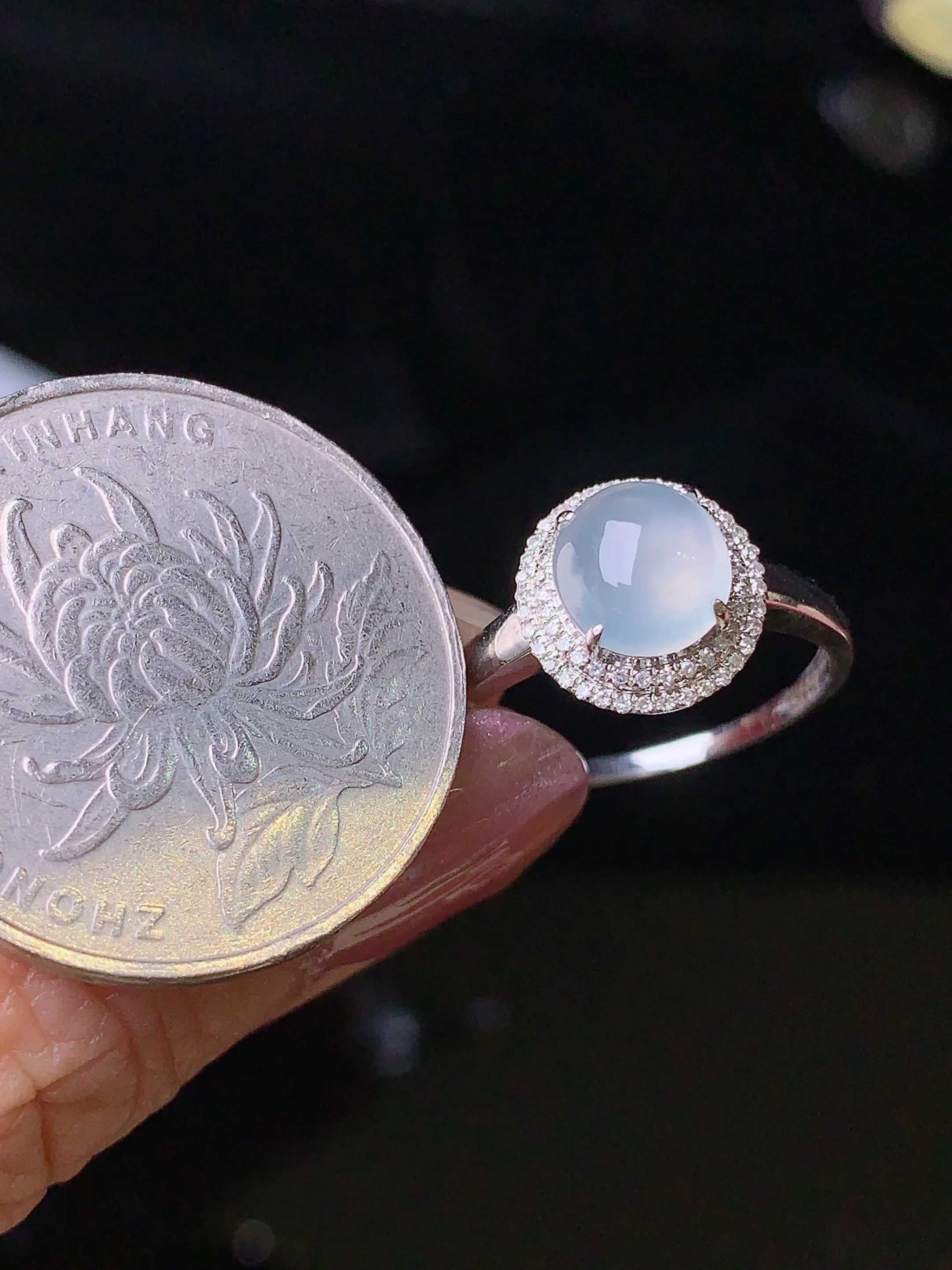 18k金钻镶嵌冰种蛋面戒指 玉质细腻 色泽清新艳丽 圈口14.5 整体尺寸10.3*9.8*7.5