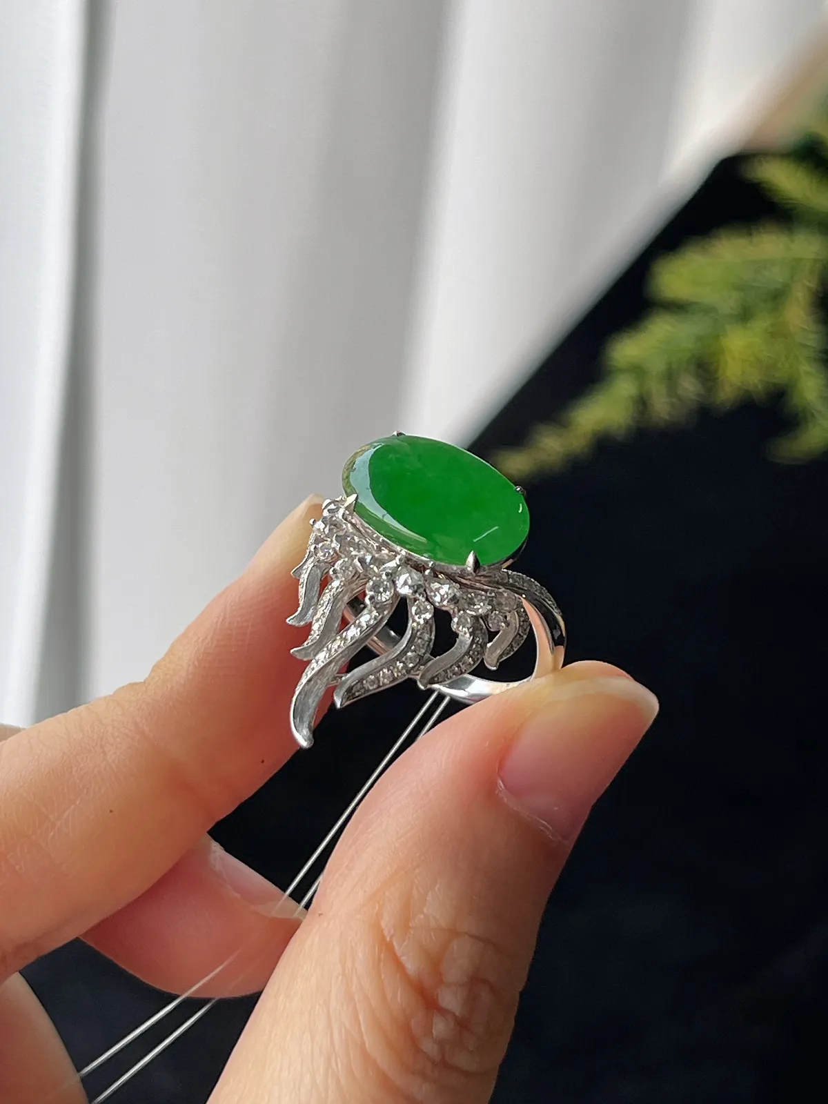 翡翠冰种绿色戒指，18k金伴钻石