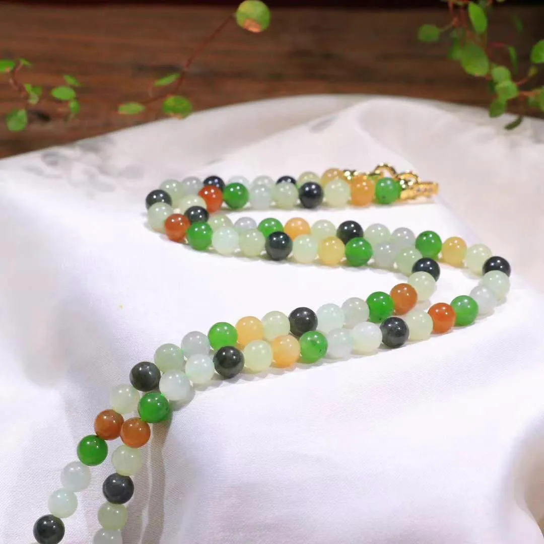 【楼兰三色.挂链】和田玉楼兰色108项链 
尺寸取一6mm重36.8克
和田玉楼兰色108项链 玉质温润细腻  整串打磨圆润，佩戴舒适。珠珠落玉盘，间关莺语花底滑，一生美好时光，无论身在何处，都有它相伴相守。事事顺遂，幸福美满，吉祥如意