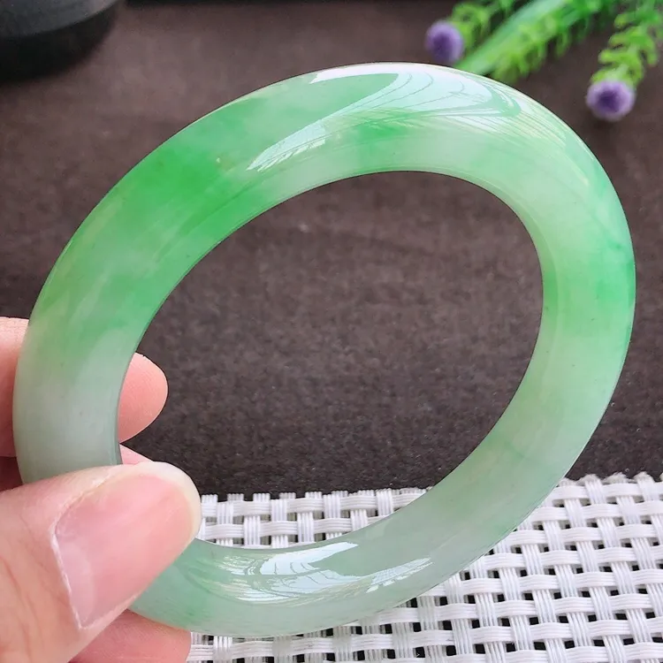 自然光，57.8圈口，老坑冰胶水灵满色飘阳绿胖圆条手镯，翡翠玉镯，玉质细腻，冰莹起胶，色泽鲜美，清秀灵气，优雅气质，尺寸57.8/11.7/11.3