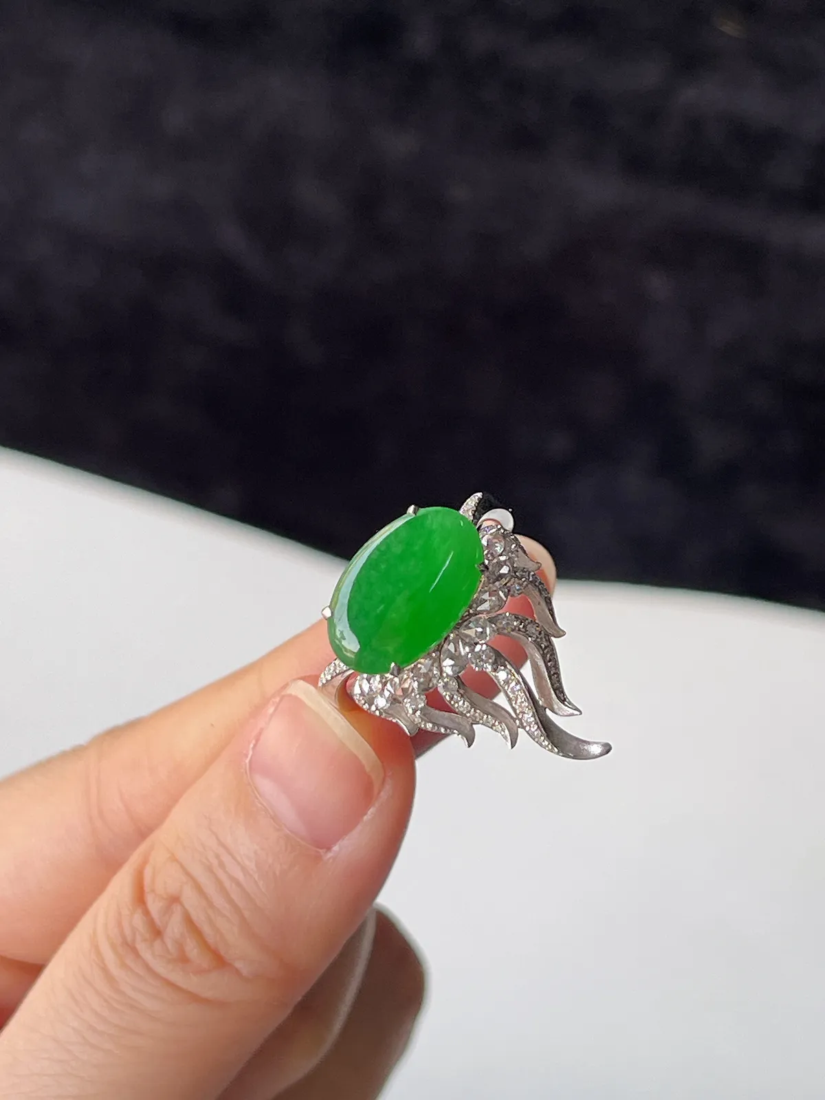 翡翠冰种绿色戒指，18k金伴钻石