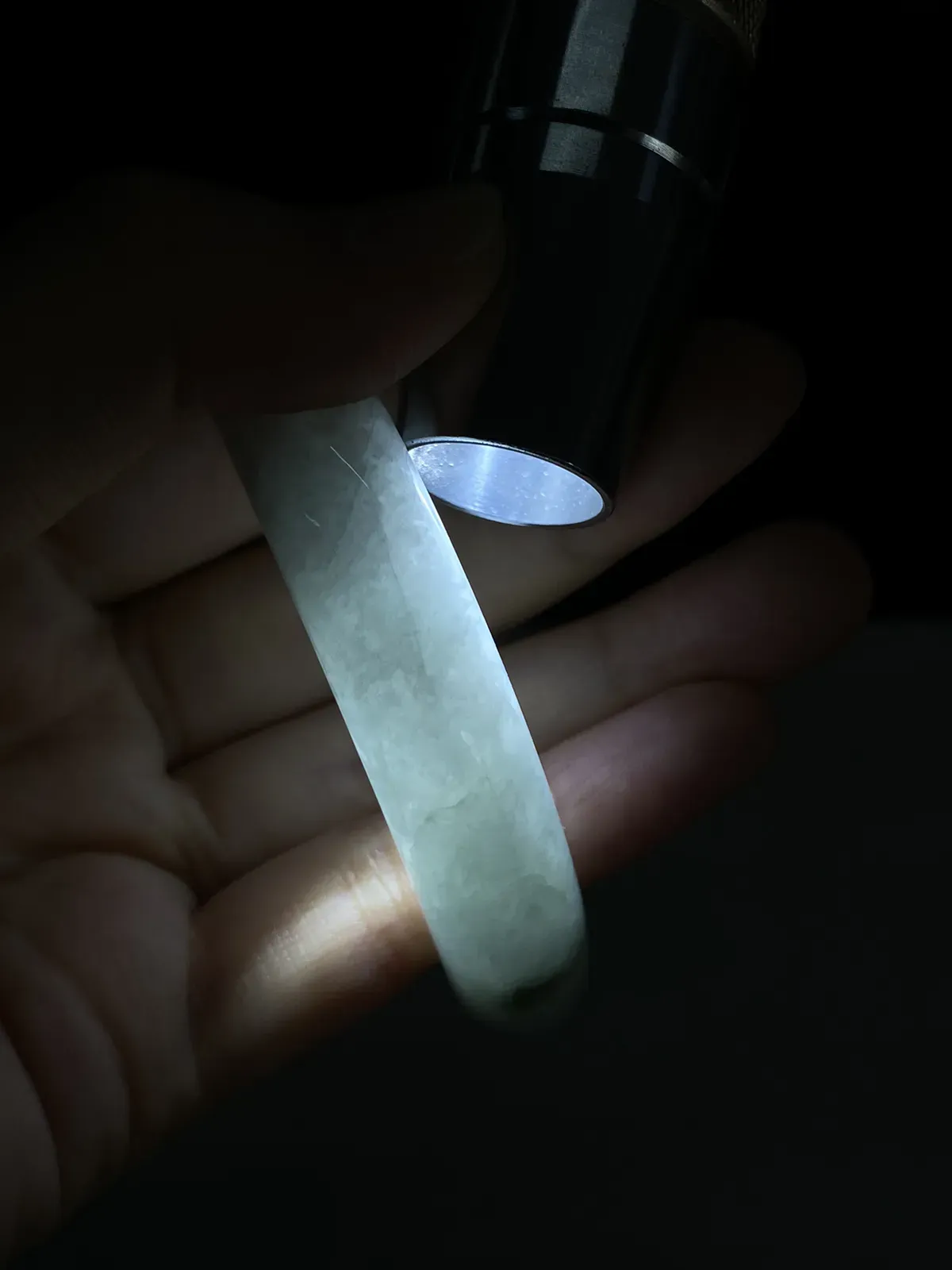 正圈58.4圈口，翡翠手镯，飘一片正阳绿，一抹烟紫，种老肉细底子通透，非常漂亮
