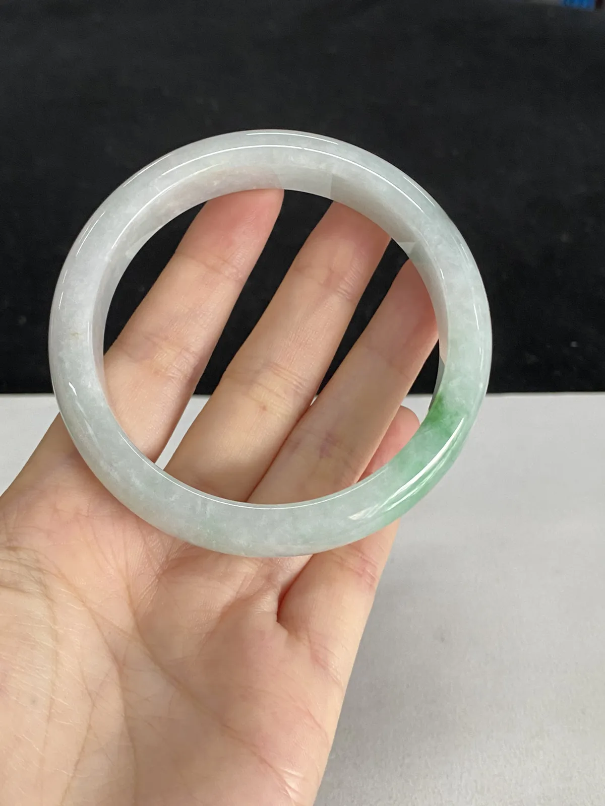 正圈58.4圈口，翡翠手镯，飘一片正阳绿，一抹烟紫，种老肉细底子通透，非常漂亮
