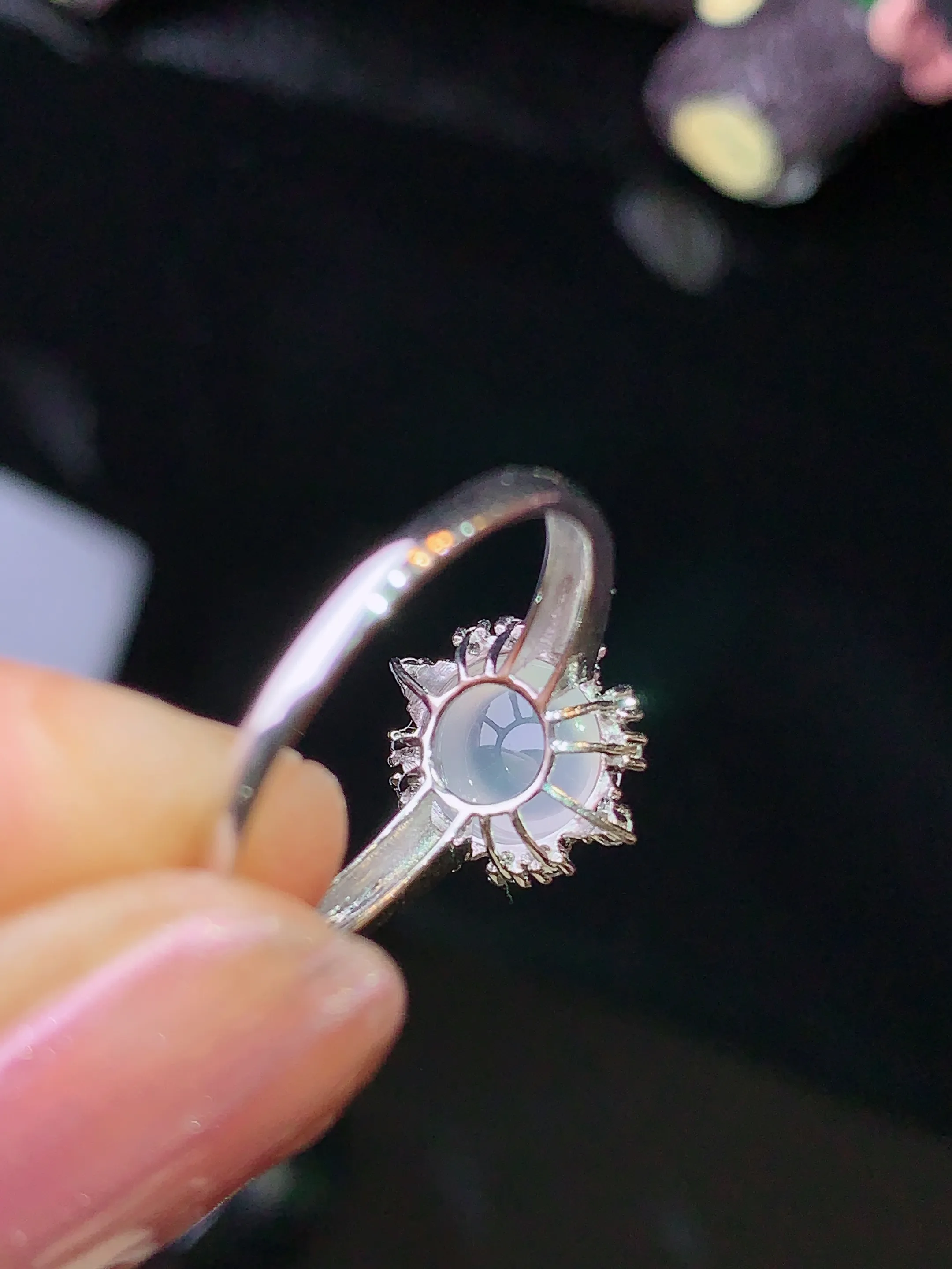 18k金钻镶嵌冰种蛋面戒指 玉质细腻 色泽清新艳丽 圈口14.5 整体尺寸11.6*7.3