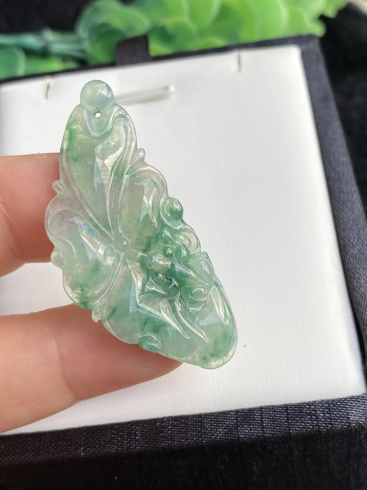 推荐【冰晴水飘绿荷叶】和和美美，呱呱来财！！无纹裂，水润冰透，种水好，细腻，飘绿，品相佳，44.7*20.5*4.1 毫米，超值～～