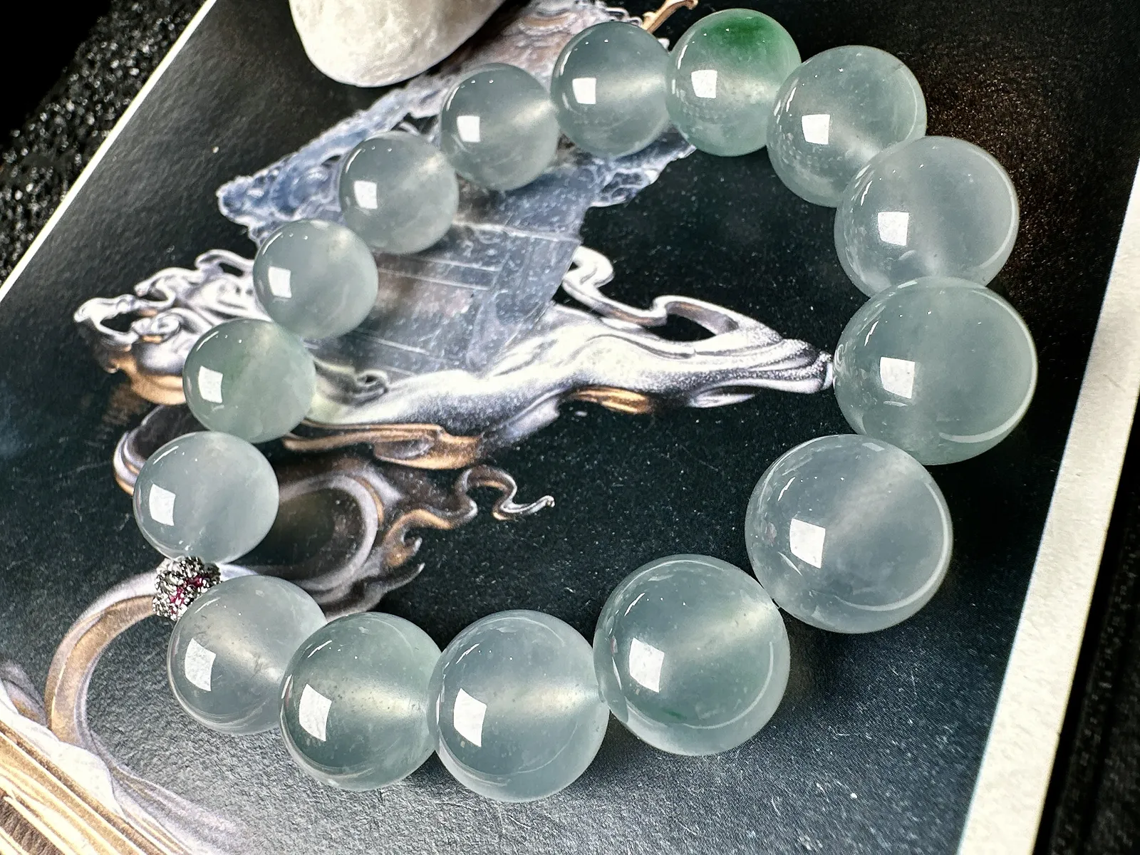 【冰飘绿手串】通透闪亮，光泽很好，冰冰透透，起光的料子，13毫米直径。