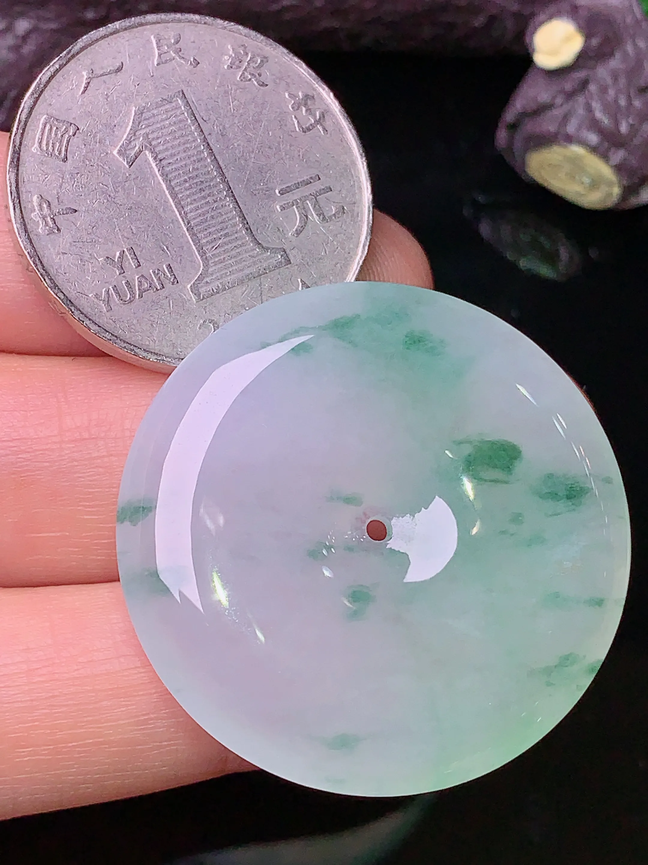 飘绿平安扣吊坠 玉质细腻 色泽清新艳丽 整体尺寸33*5.3