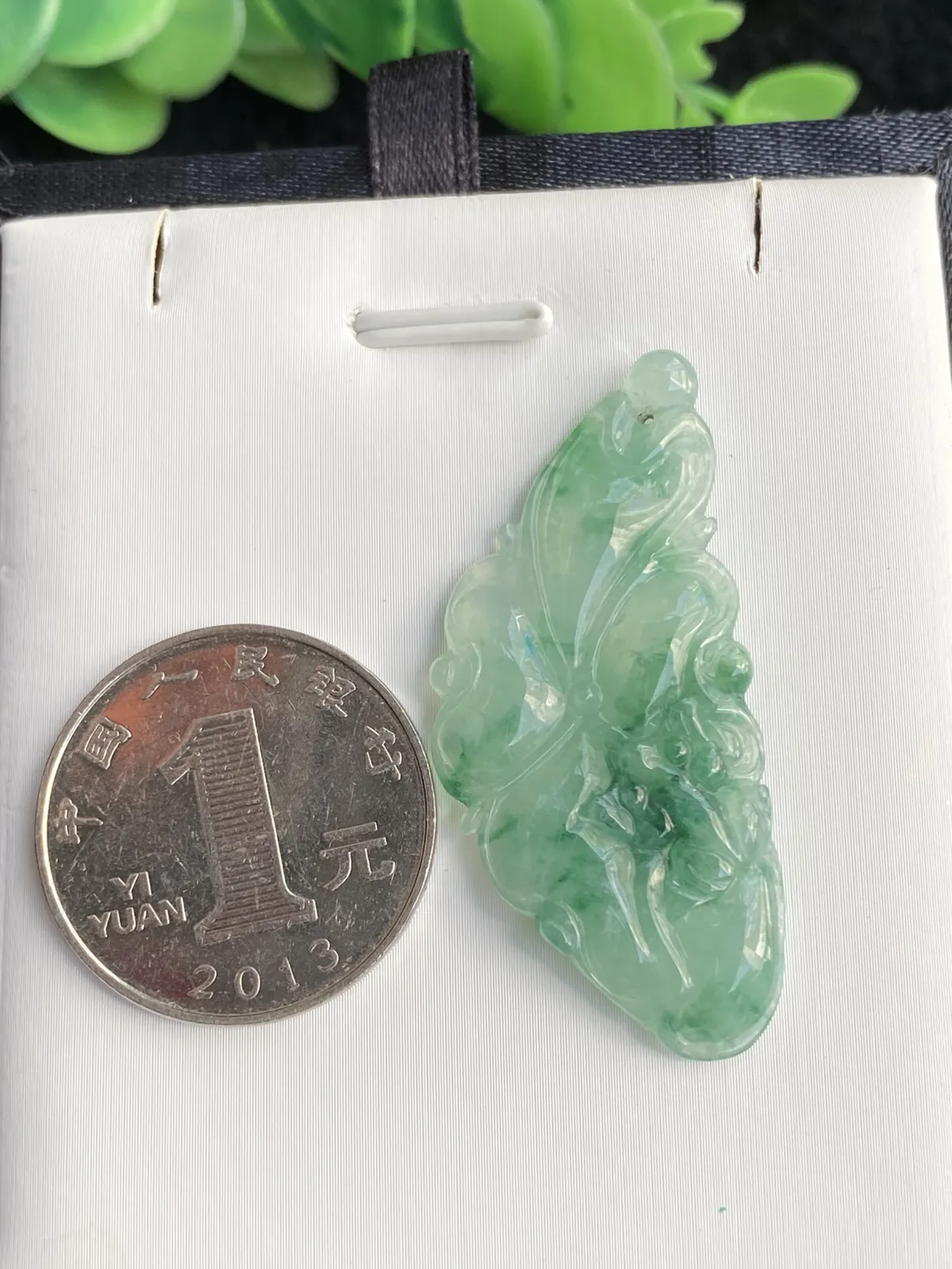 推荐【冰晴水飘绿荷叶】和和美美，呱呱来财！！无纹裂，水润冰透，种水好，细腻，飘绿，品相佳，44.7*20.5*4.1 毫米，超值～～