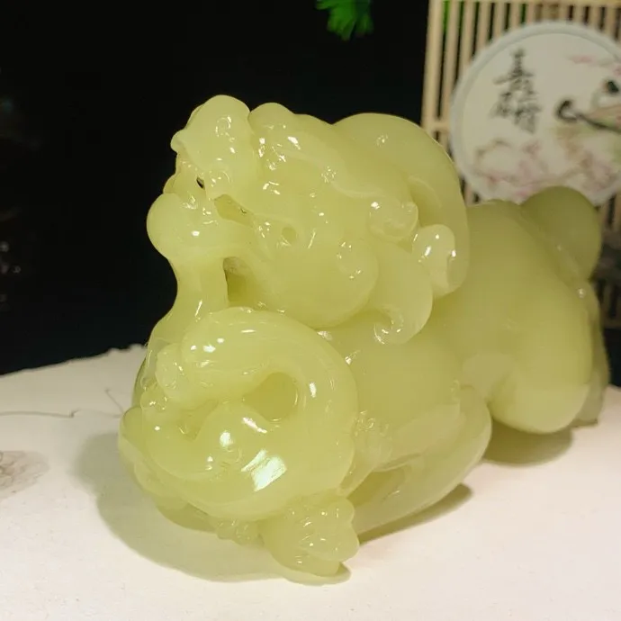 收藏级。新疆若羌黄口料貔貅摆件。尺寸109/57/43重334.5克，鸡油黄。寓意招财进宝。玉质细腻油润 底色纯净 ，脂粉好，品质好！lt2504014