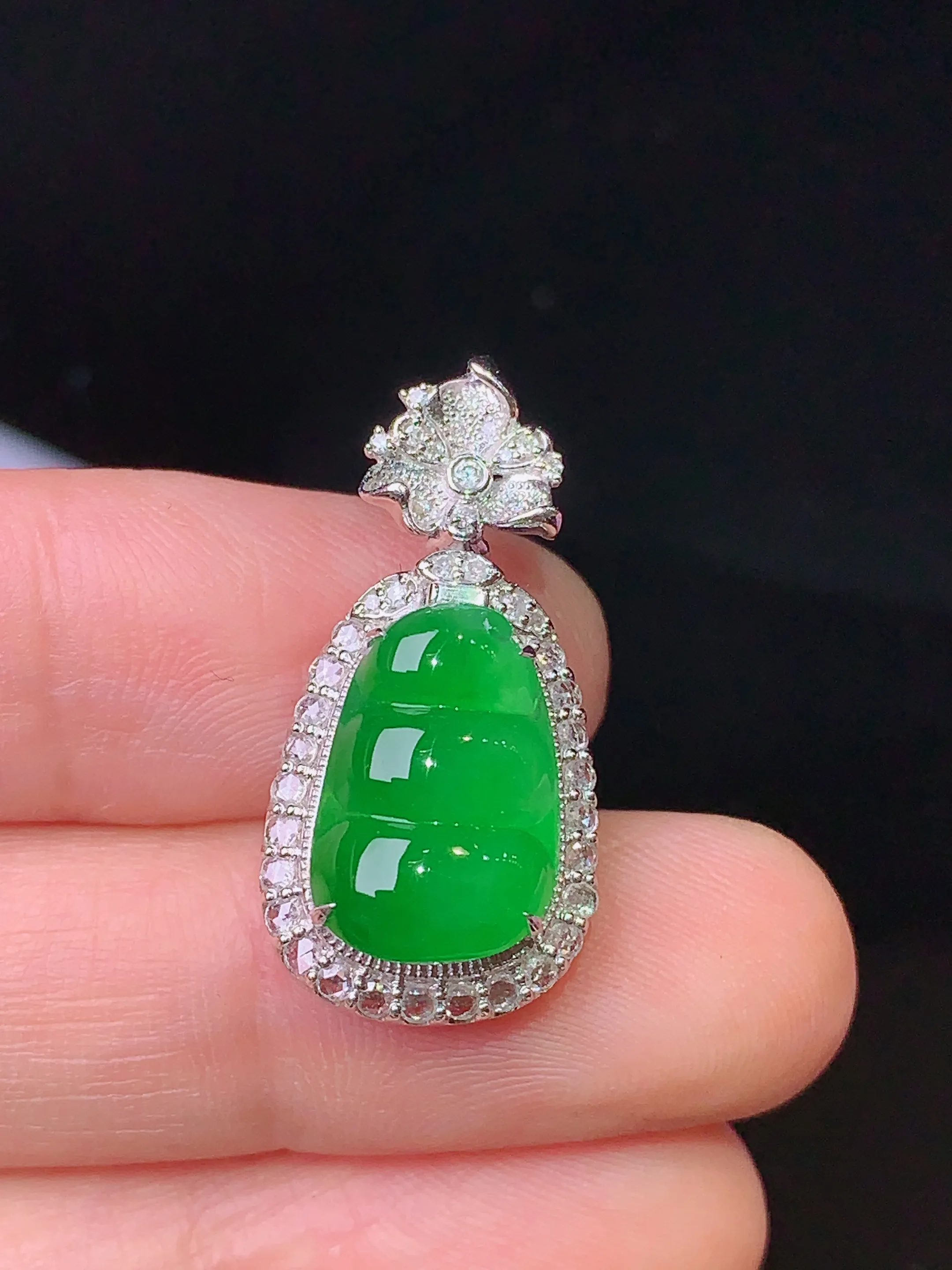 18k金钻镶嵌翠绿四季豆吊坠 玉质细腻 色泽清新艳丽 整体尺寸26*13*8.5