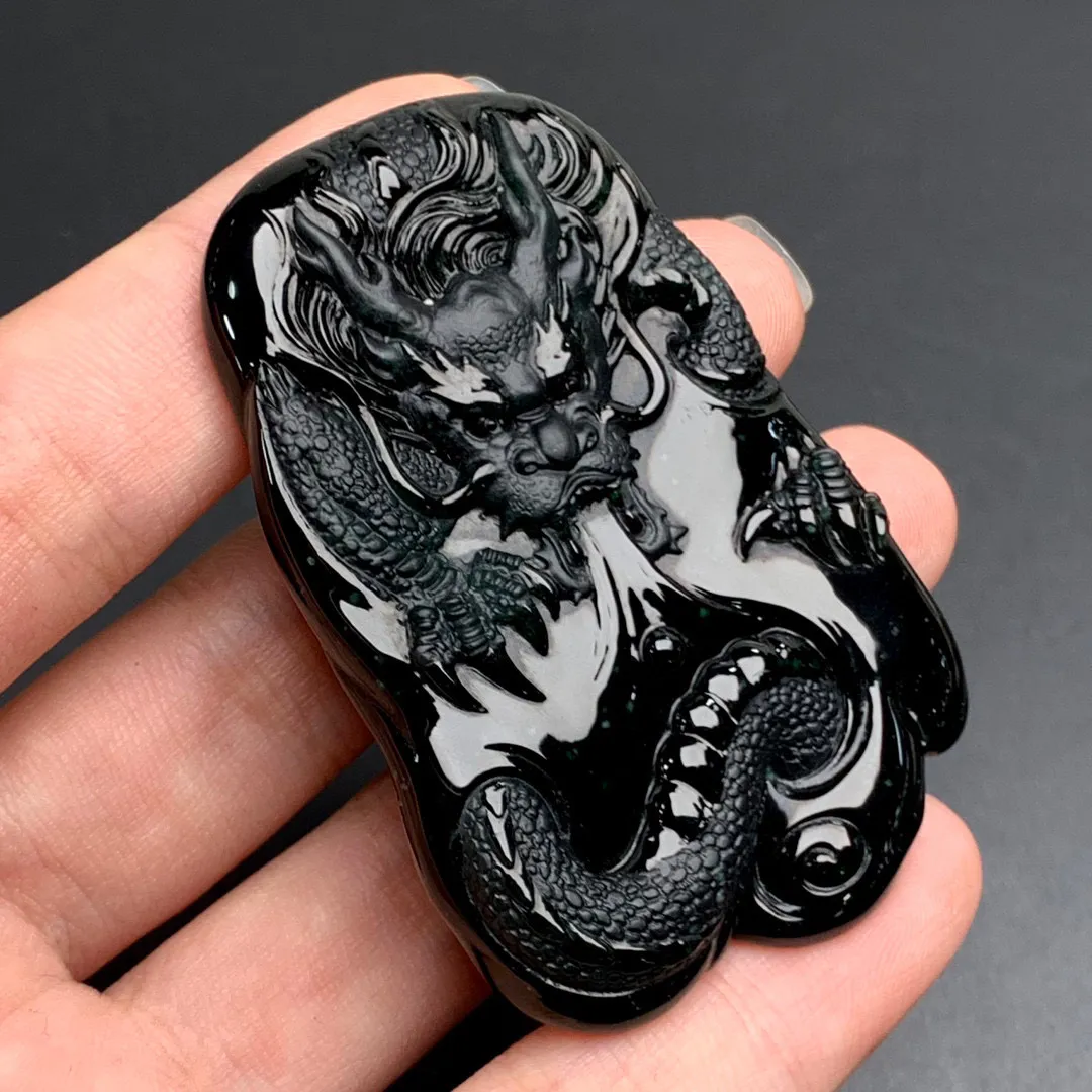 天然墨翠随形龙牌挂件，黑度极黑 油性十足 种老起胶 肉质细 打灯色正阳绿 冰透 木那雪花棉料，可打孔绑绳佩戴或镶嵌，手工雕刻 雕工精细 霸气十足
