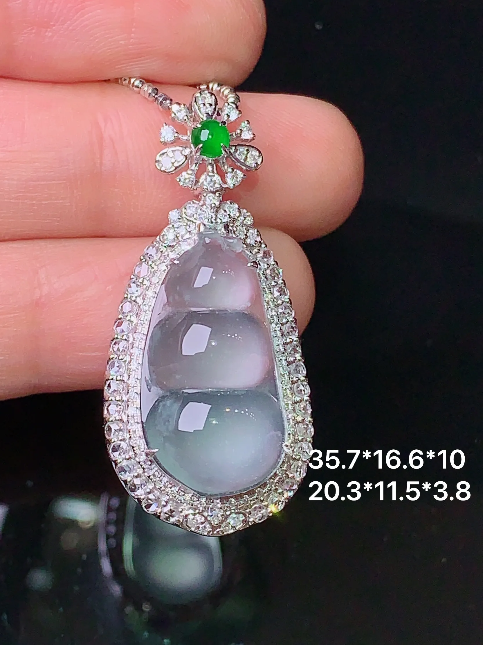 18k金钻镶嵌冰种四季豆吊坠 玉质细腻 色泽清新艳丽 整体尺寸35.7*16.6*10