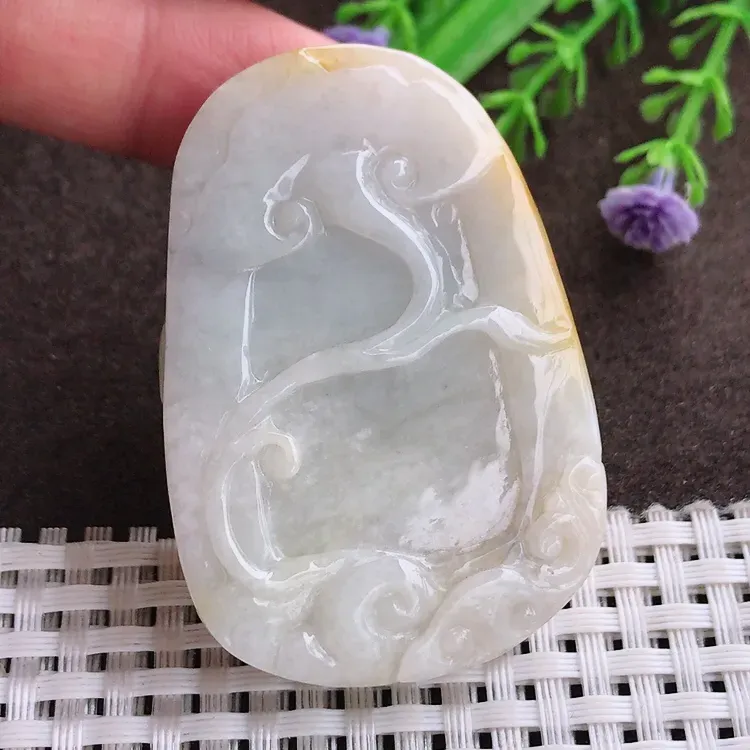 自然光，老坑精美温润飘黄翡生肖马小马吊坠，玉质细腻，冰莹起胶，色泽鲜美，清秀灵气，优雅气质，尺寸54.2/36.8/10.8