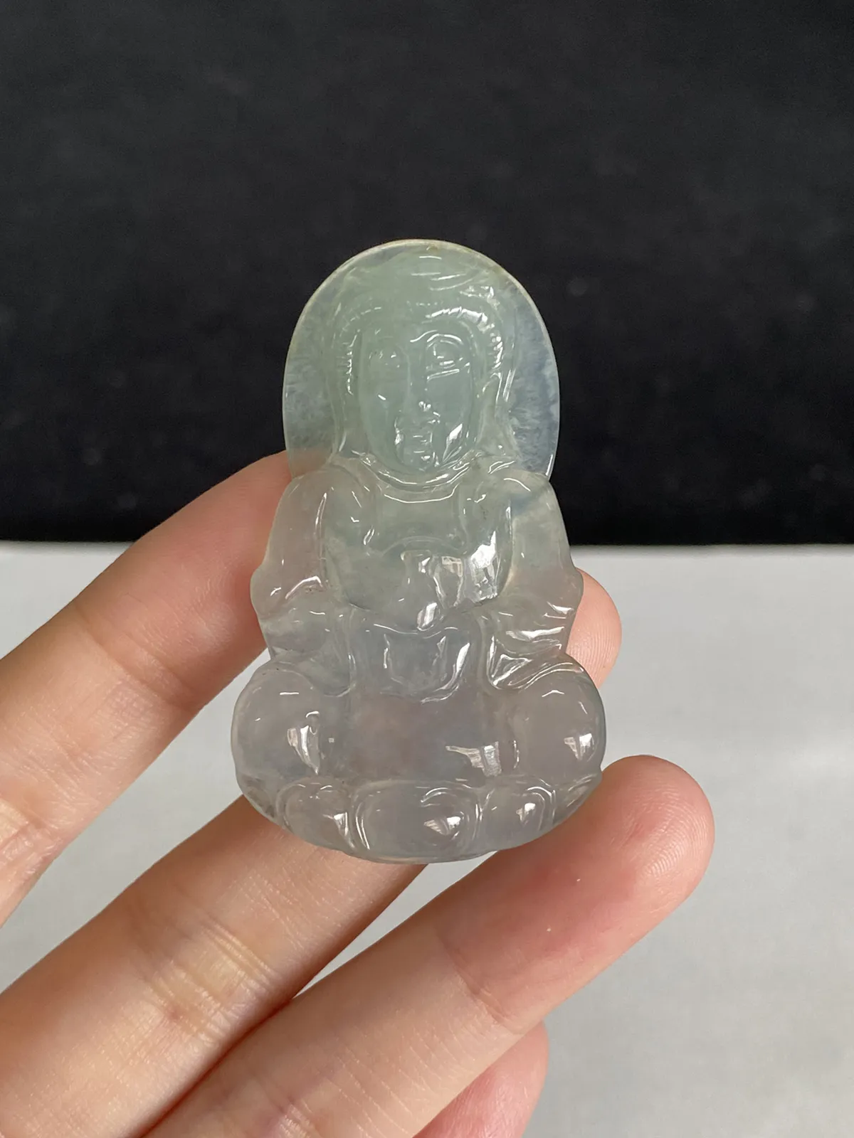 翡翠冰糯种淡绿色吊坠