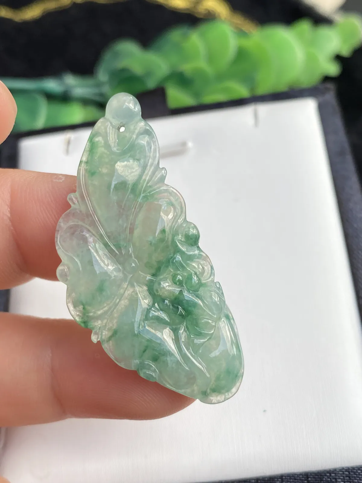 推荐【冰晴水飘绿荷叶】和和美美，呱呱来财！！无纹裂，水润冰透，种水好，细腻，飘绿，品相佳，44.7*20.5*4.1 毫米，超值～～