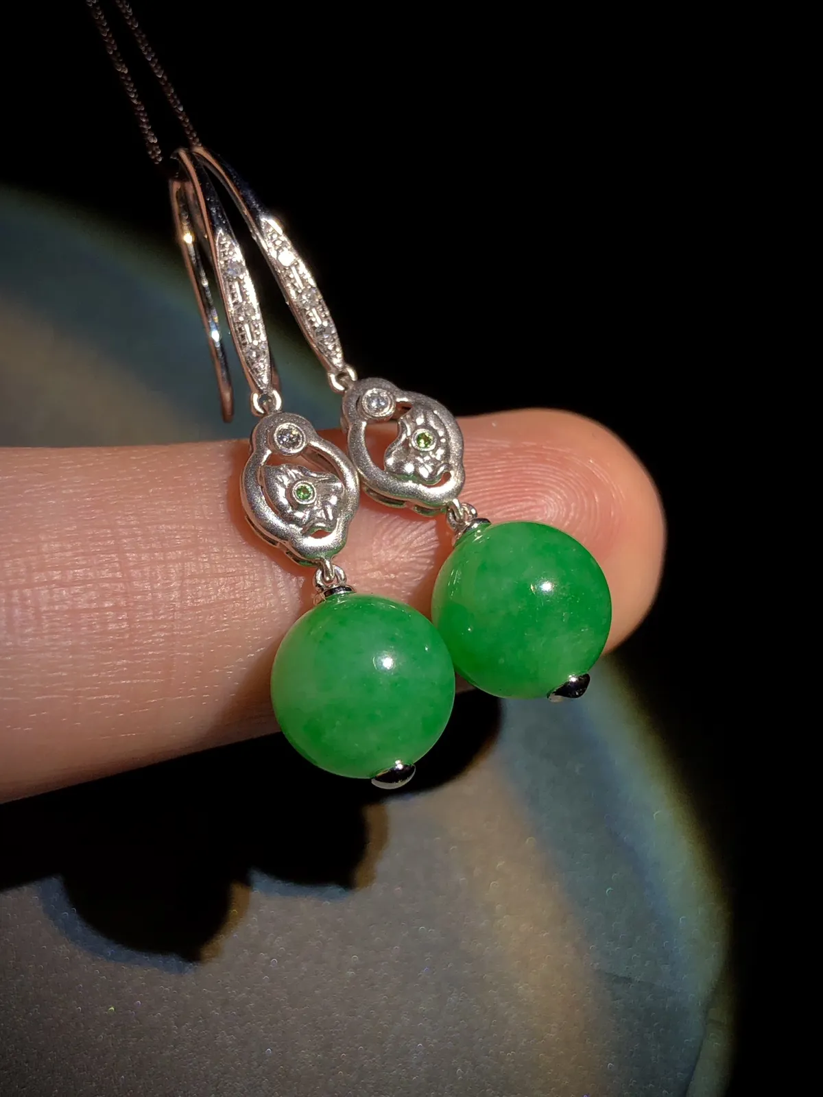 绿珠子耳坠，直径8.8mm，
18K金，南非钻，