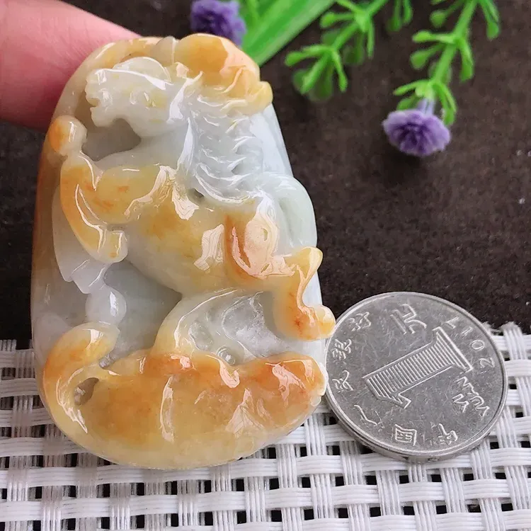 自然光，老坑精美温润飘黄翡生肖马小马吊坠，玉质细腻，冰莹起胶，色泽鲜美，清秀灵气，优雅气质，尺寸54.2/36.8/10.8