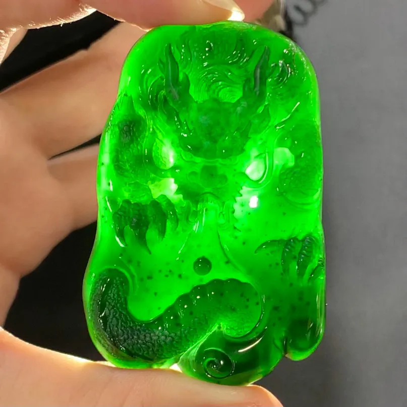 天然墨翠随形龙牌挂件，黑度极黑 油性十足 种老起胶 肉质细 打灯色正阳绿 冰透 木那雪花棉料，可打孔绑绳佩戴或镶嵌，手工雕刻 雕工精细 霸气十足