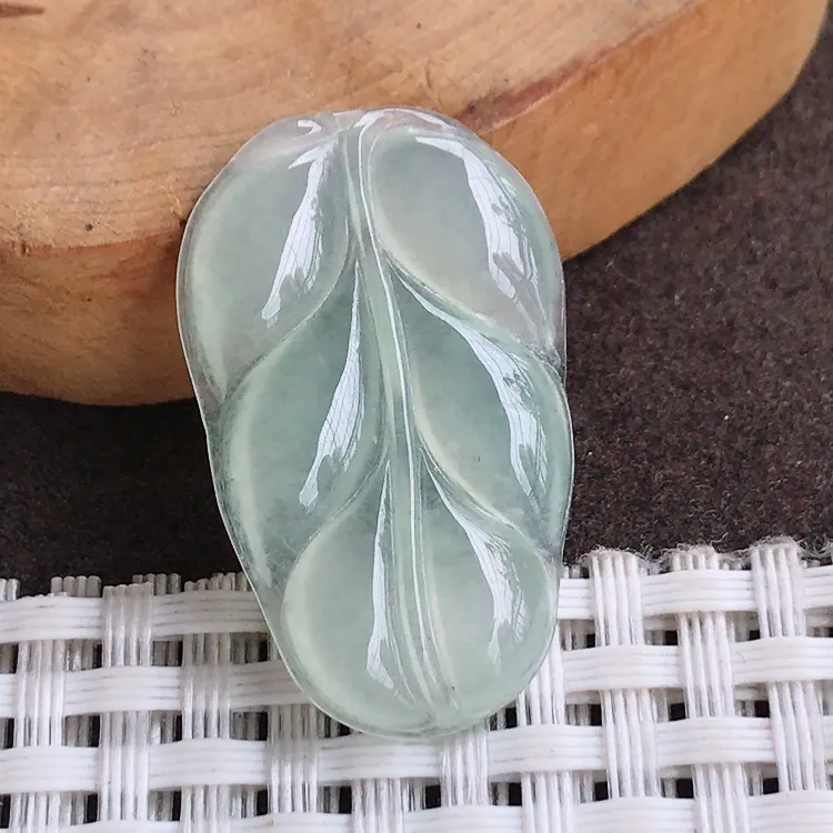自然光，老坑冰种起胶冰晴底叶子吊坠，玉质细腻，冰莹起胶，色泽鲜美，清秀灵气，优雅气质，尺寸31.6/