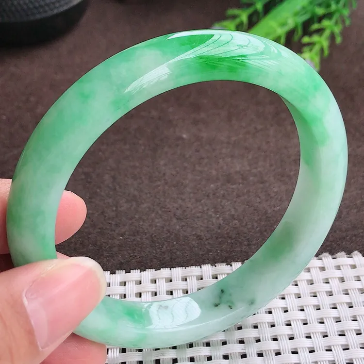自然光，60.8大圈口，老坑精美冰润飘阳绿手镯，翡翠玉镯，玉质细腻，冰莹起胶，色泽鲜美，清秀灵气，优雅气质，尺寸60.8/11.6/8.7