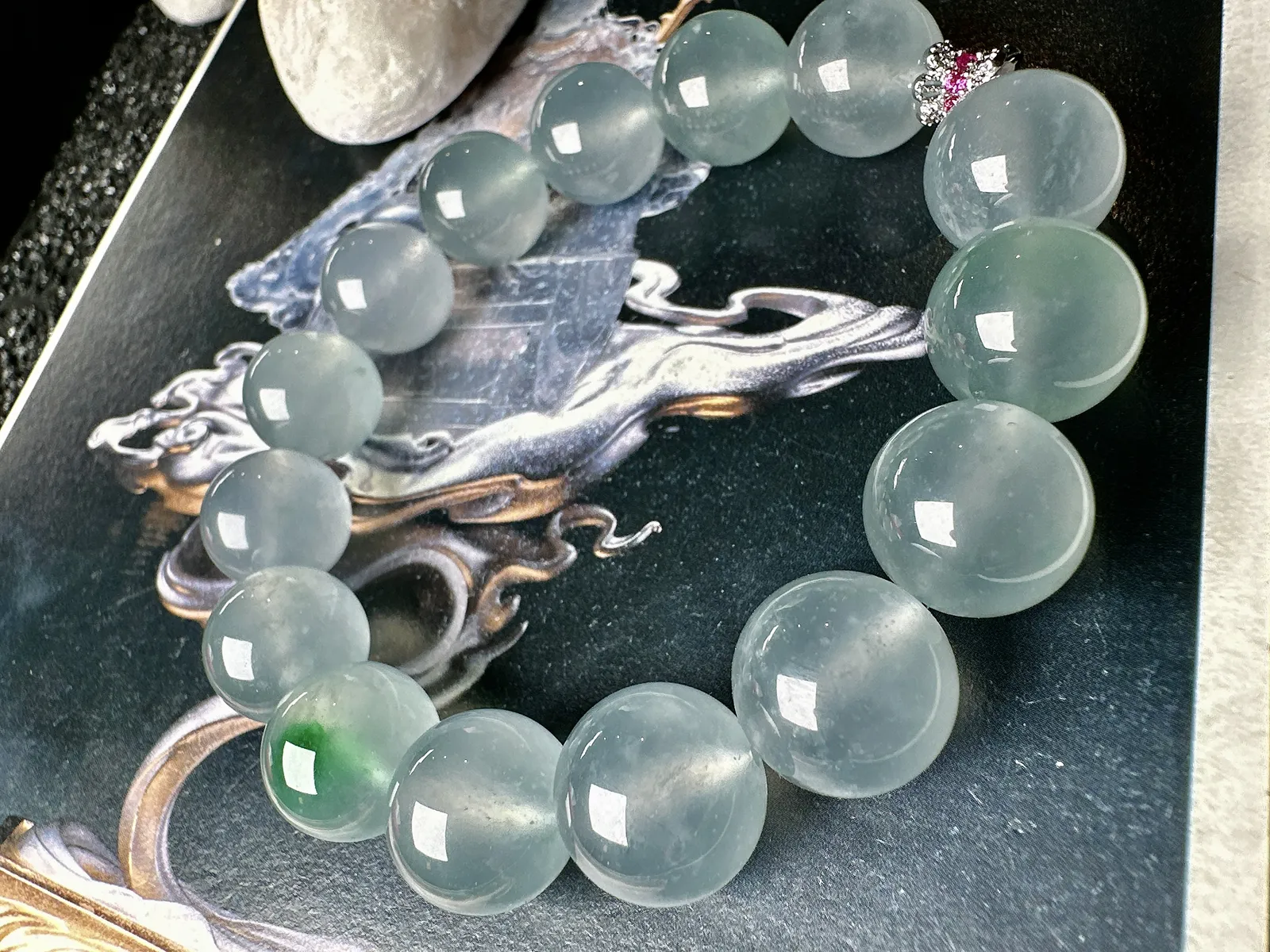 【冰飘绿手串】通透闪亮，光泽很好，冰冰透透，起光的料子，13毫米直径。