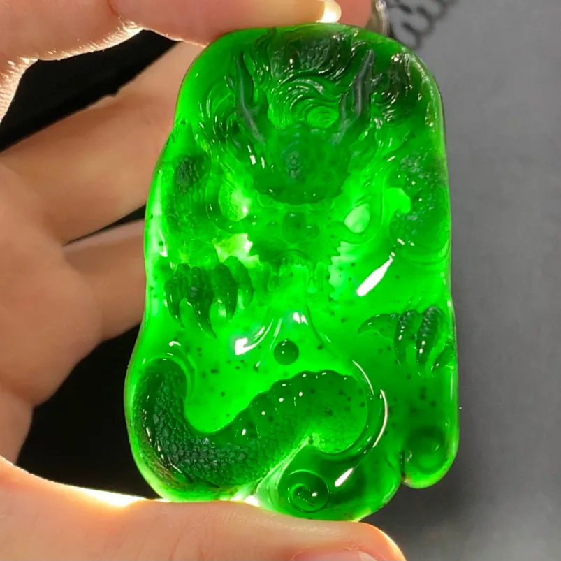天然墨翠随形龙牌挂件，黑度极黑 油性十足 种老起胶 肉质细 打灯色正阳绿 冰透 木那雪花棉料，可打孔绑绳佩戴或镶嵌，手工雕刻 雕工精细 霸气十足