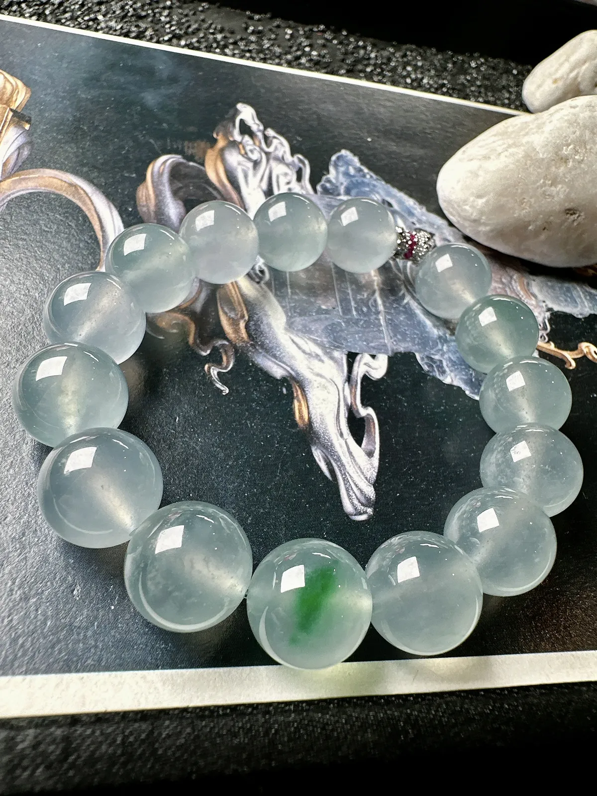 【冰飘绿手串】通透闪亮，光泽很好，冰冰透透，起光的料子，13毫米直径。