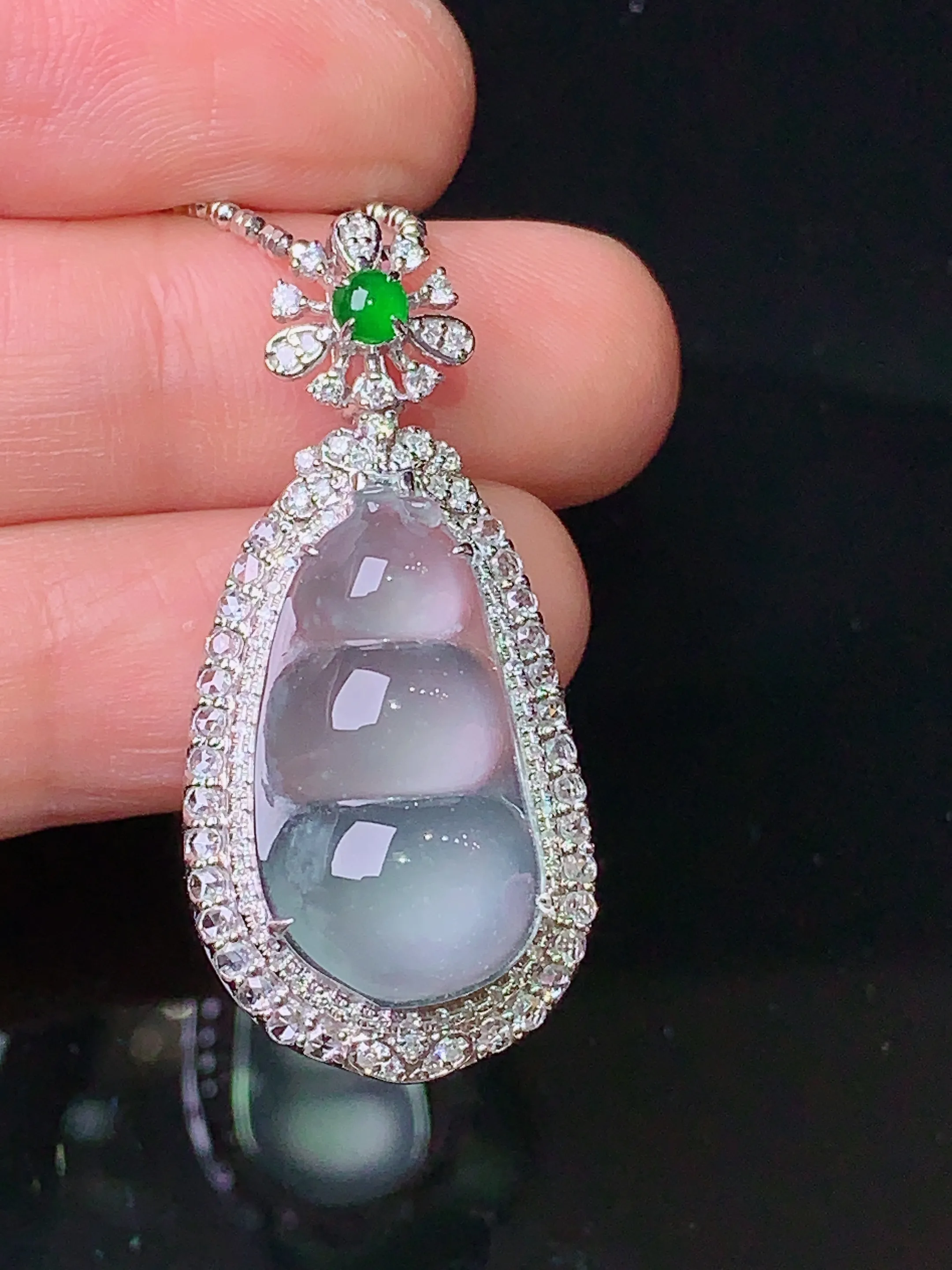 18k金钻镶嵌冰种四季豆吊坠 玉质细腻 色泽清新艳丽 整体尺寸35.7*16.6*10