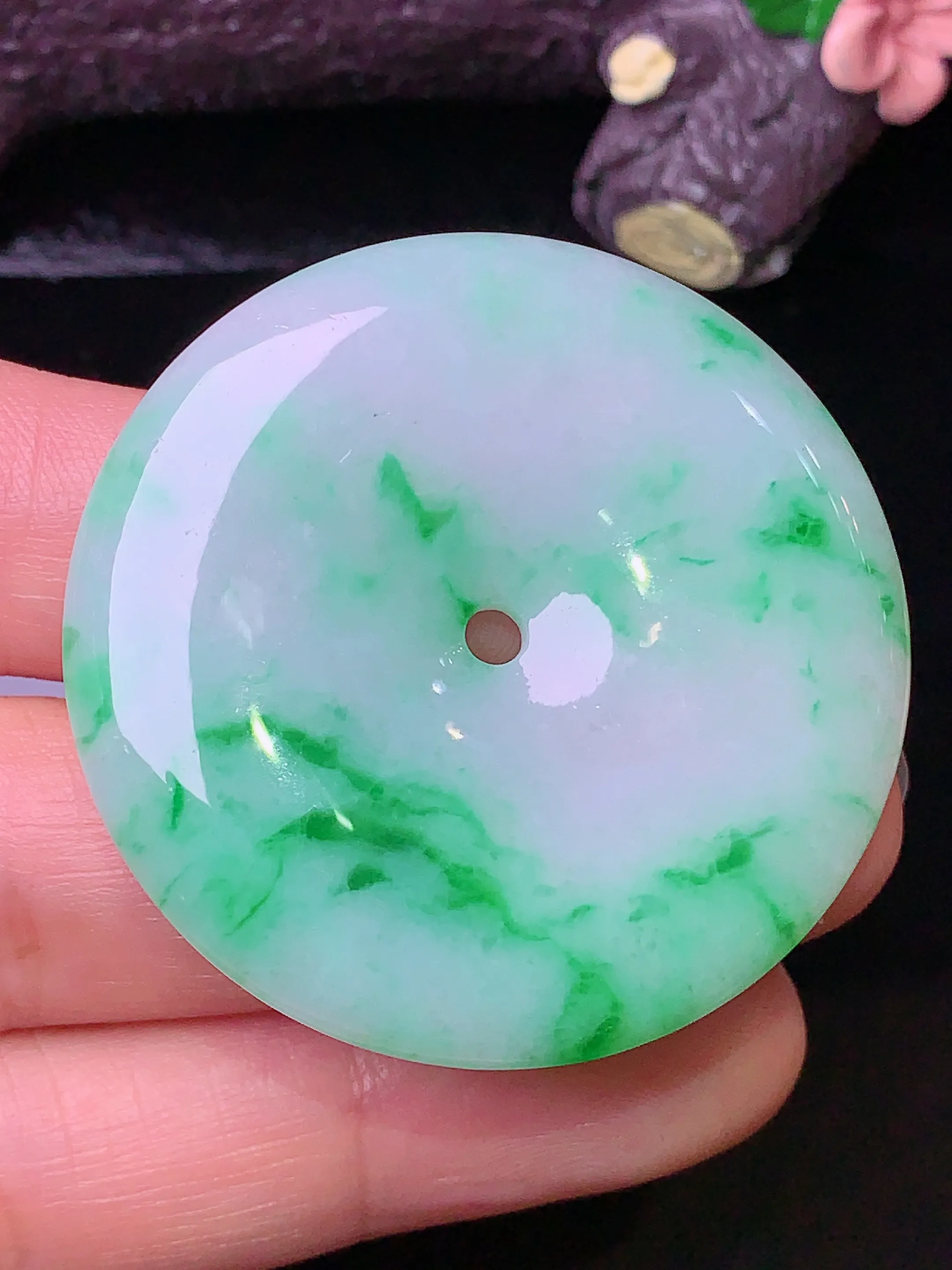 飘绿平安扣吊坠 玉质细腻 色泽清新艳丽 整体尺寸40*6