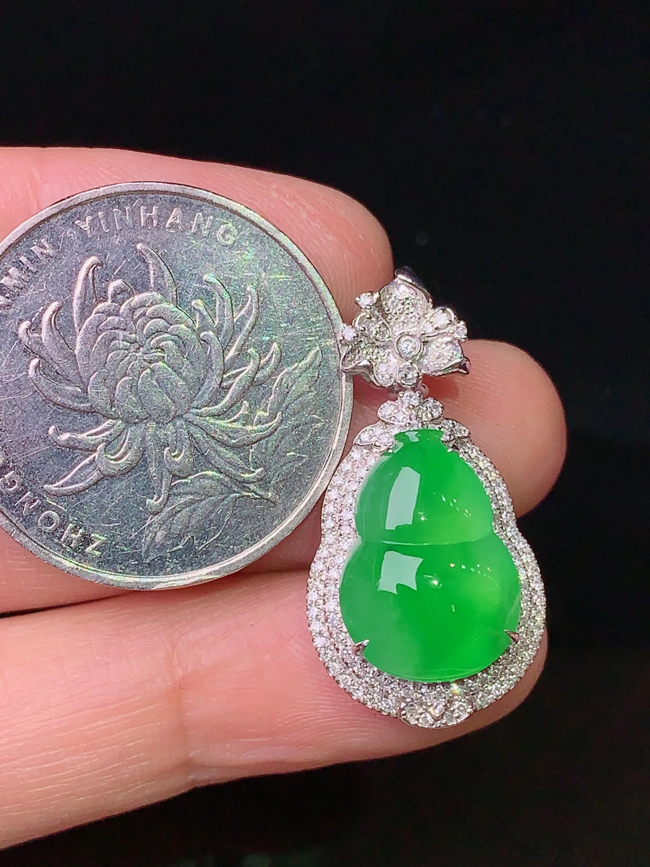 18k金钻镶嵌翠绿葫芦吊坠 玉质细腻 色泽清新艳丽 整体尺寸28*14.5*9.8