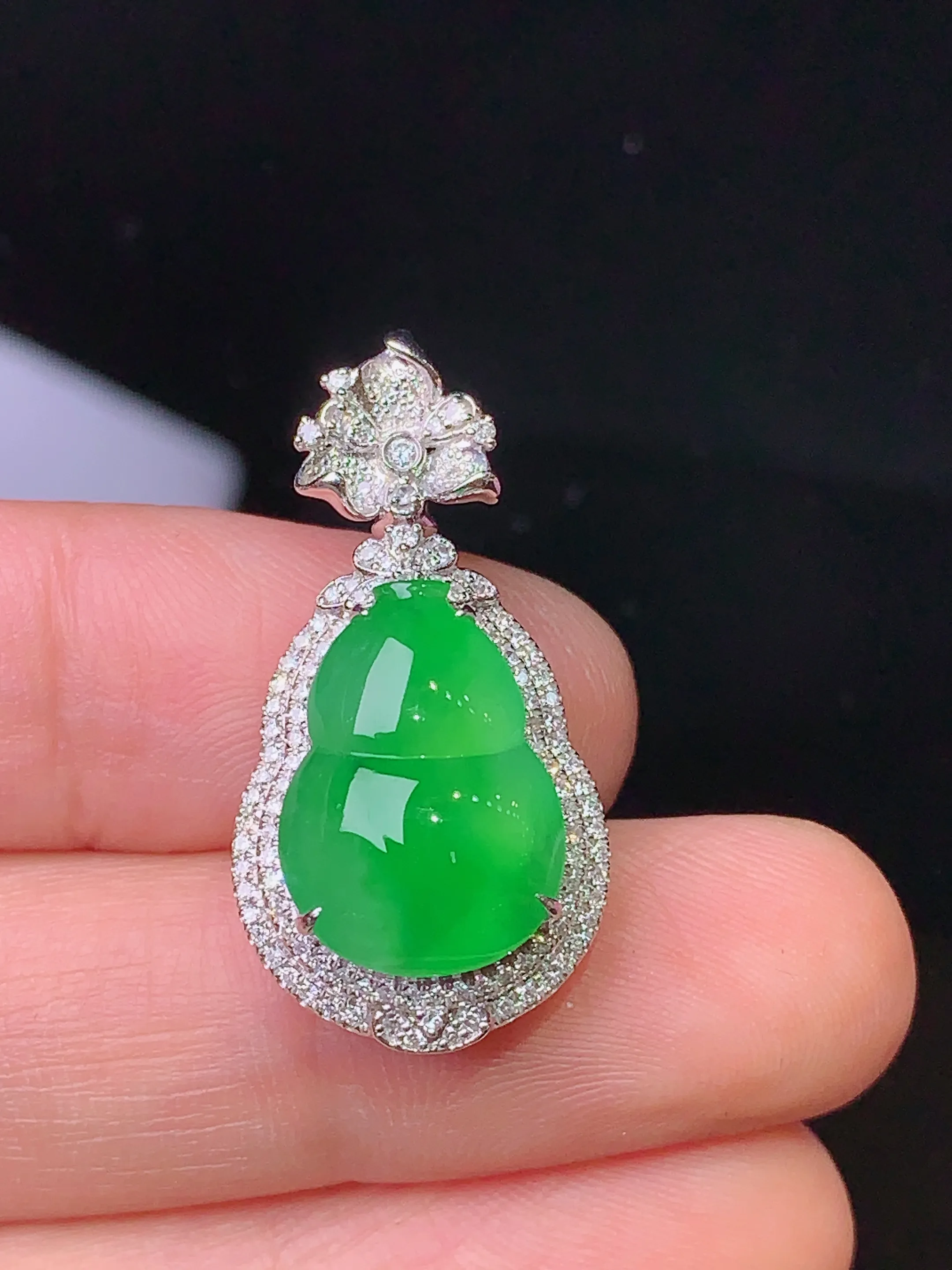 18k金钻镶嵌翠绿葫芦吊坠 玉质细腻 色泽清新艳丽 整体尺寸28*14.5*9.8