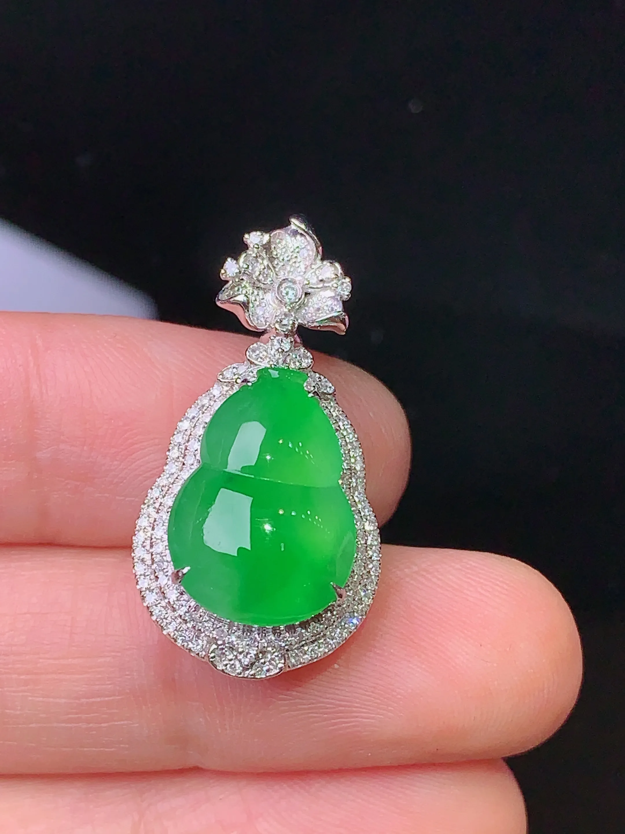 18k金钻镶嵌翠绿葫芦吊坠 玉质细腻 色泽清新艳丽 整体尺寸28*14.5*9.8