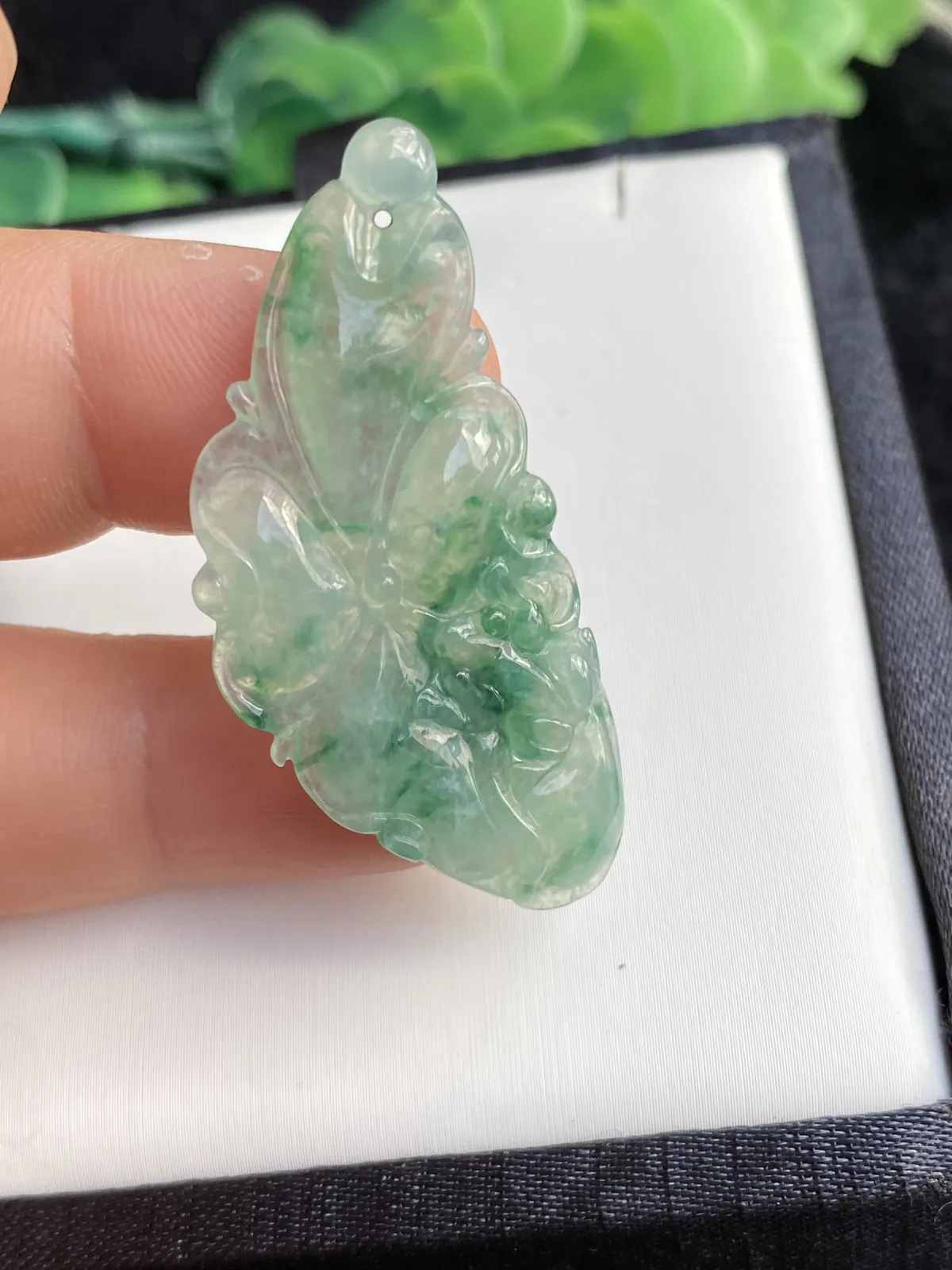 推荐【冰晴水飘绿荷叶】和和美美，呱呱来财！！无纹裂，水润冰透，种水好，细腻，飘绿，品相佳，44.7*20.5*4.1 毫米，超值～～