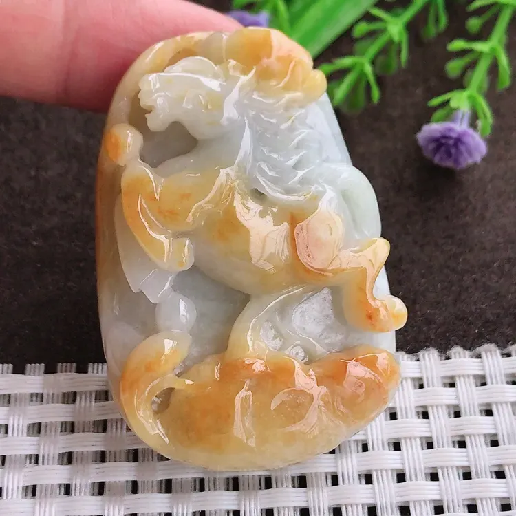 自然光，老坑精美温润飘黄翡生肖马小马吊坠，玉质细腻，冰莹起胶，色泽鲜美，清秀灵气，优雅气质，尺寸54.2/36.8/10.8