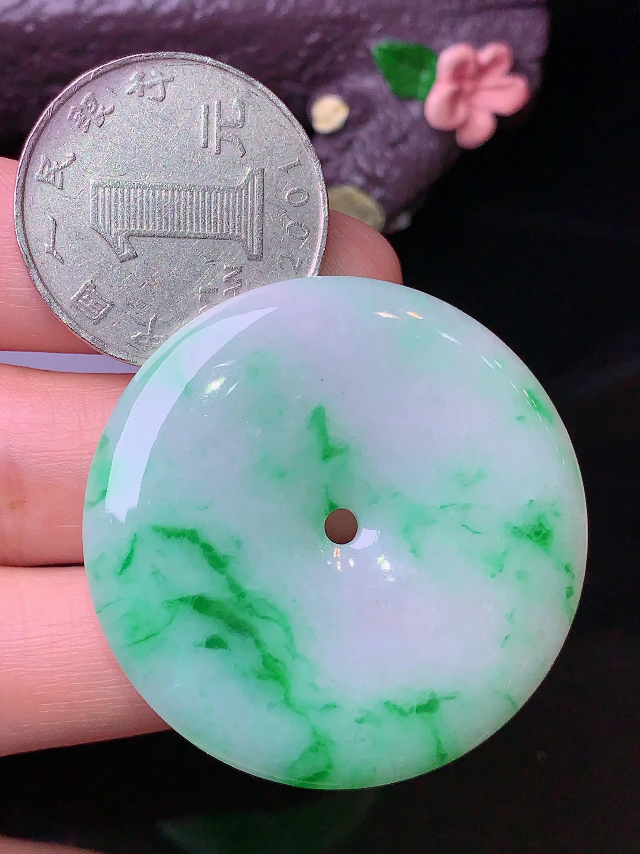 飘绿平安扣吊坠 玉质细腻 色泽清新艳丽 整体尺寸40*6