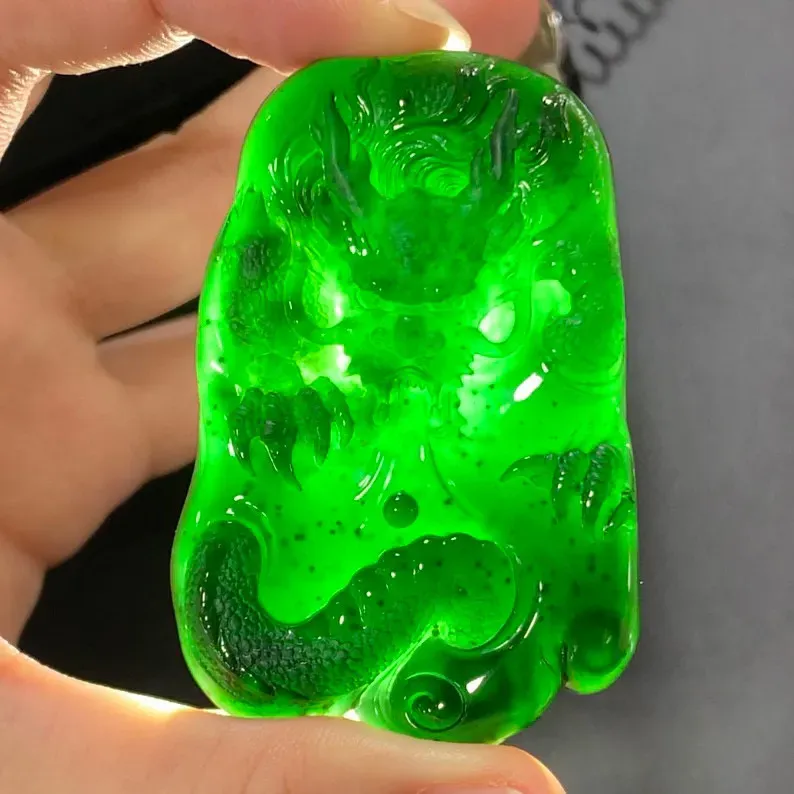 天然墨翠随形龙牌挂件，黑度极黑 油性十足 种老起胶 肉质细 打灯色正阳绿 冰透 木那雪花棉料，可打孔绑绳佩戴或镶嵌，手工雕刻 雕工精细 霸气十足