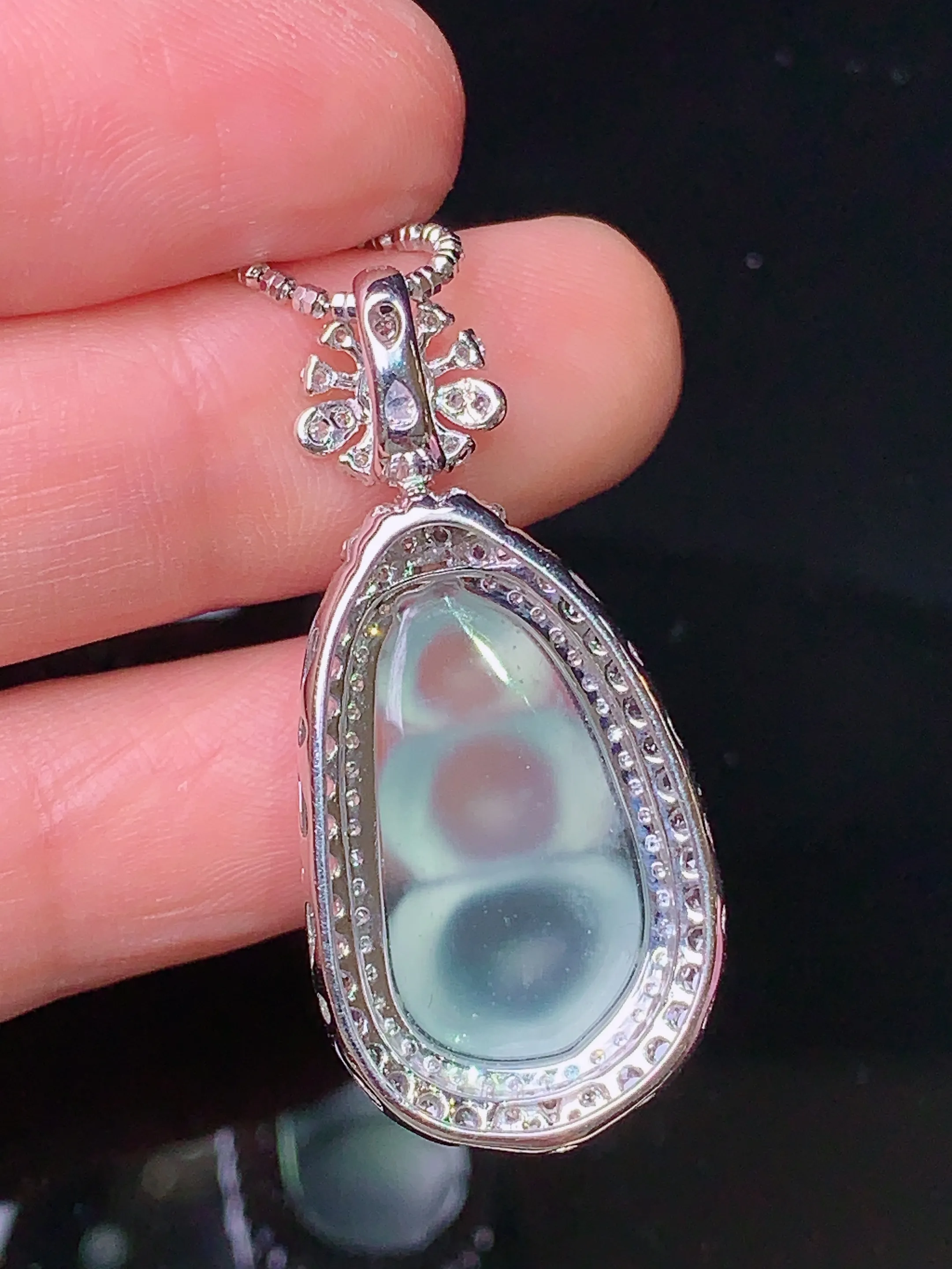 18k金钻镶嵌冰种四季豆吊坠 玉质细腻 色泽清新艳丽 整体尺寸35.7*16.6*10