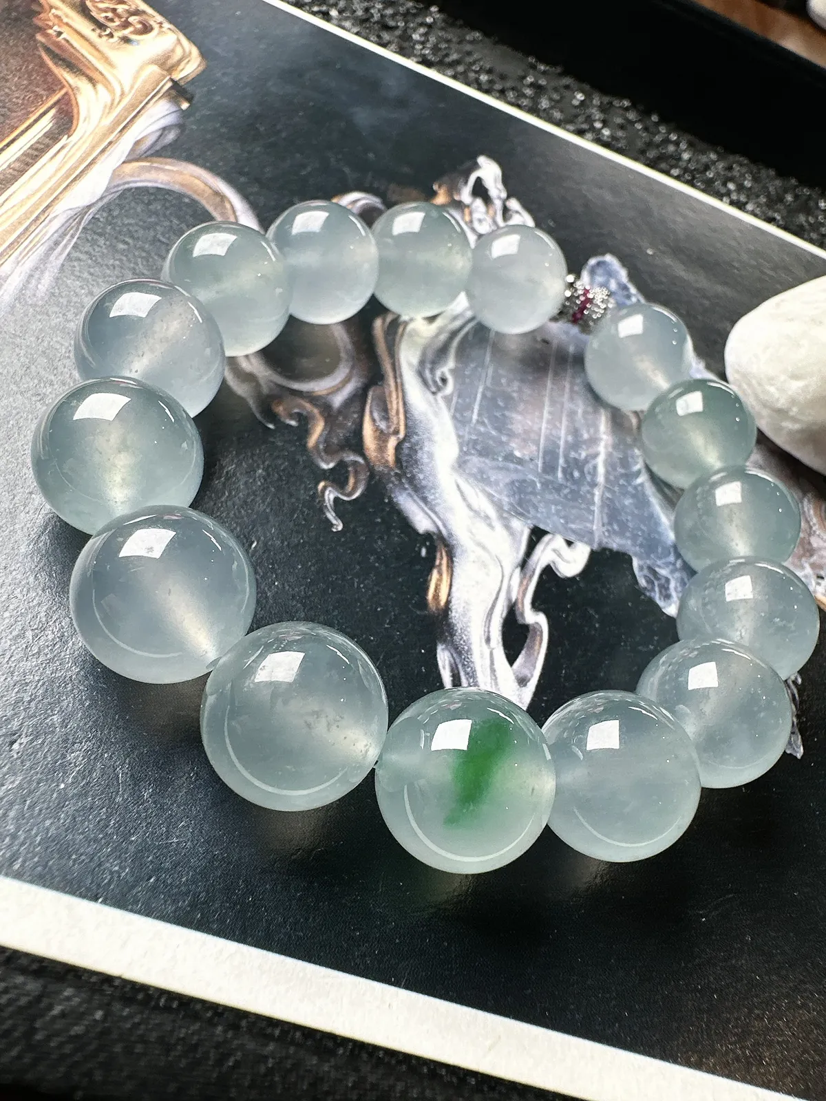 【冰飘绿手串】通透闪亮，光泽很好，冰冰透透，起光的料子，13毫米直径。