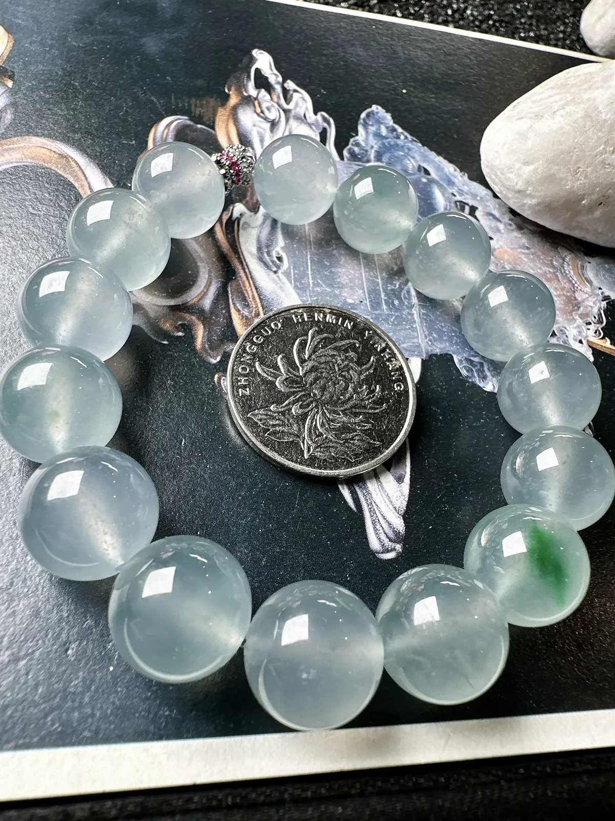 【冰飘绿手串】通透闪亮，光泽很好，冰冰透透，起光的料子，13毫米直径。