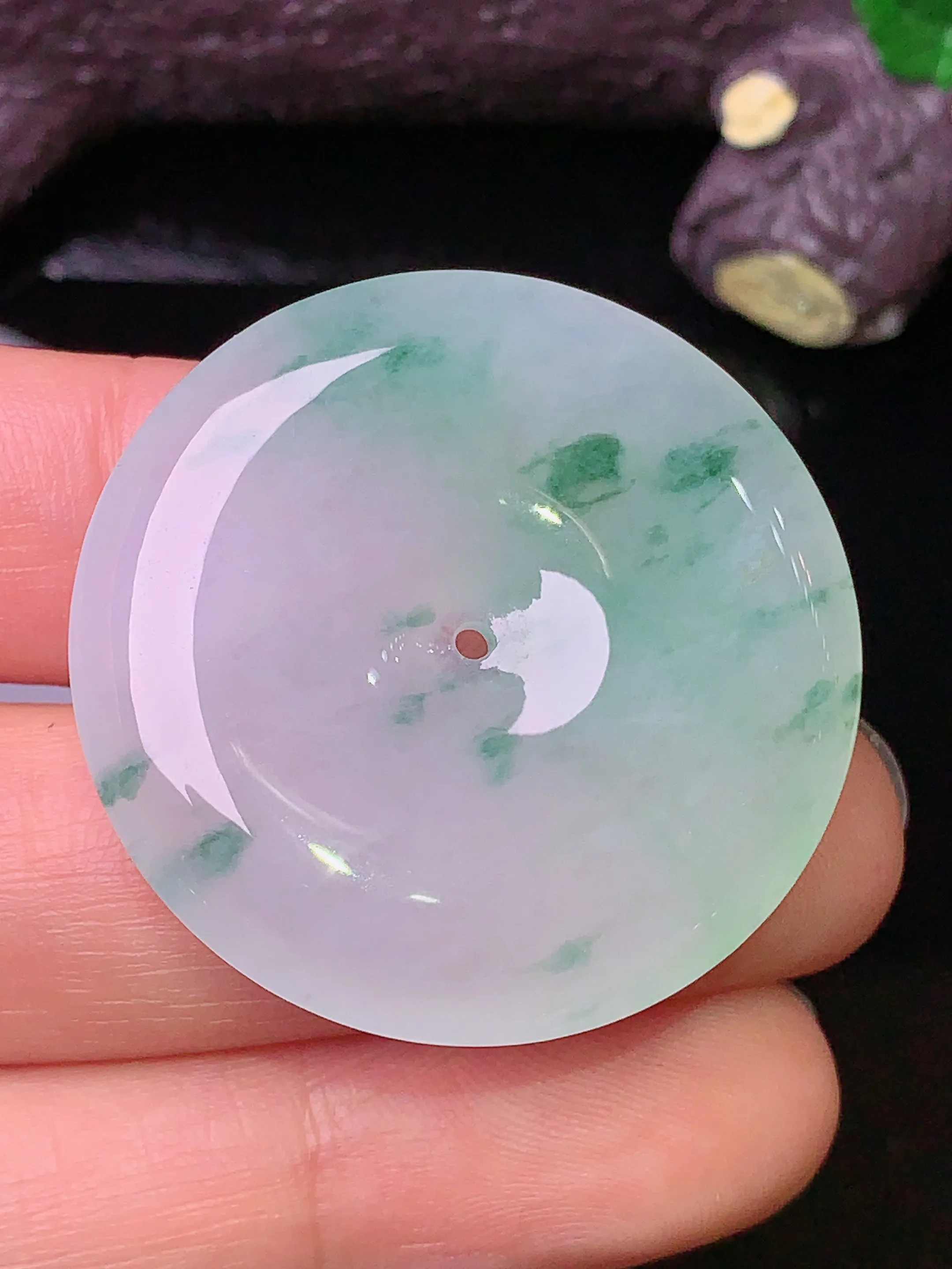 飘绿平安扣吊坠 玉质细腻 色泽清新艳丽 整体尺寸33*5.3