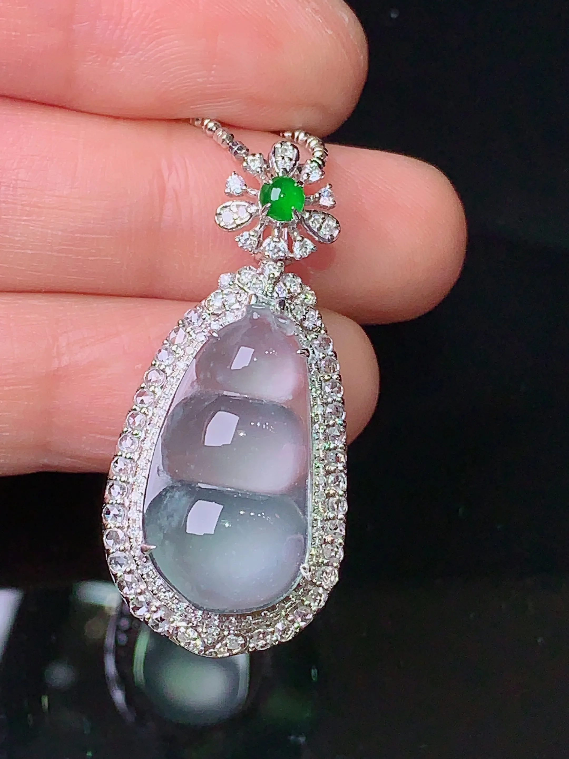 18k金钻镶嵌冰种四季豆吊坠 玉质细腻 色泽清新艳丽 整体尺寸35.7*16.6*10