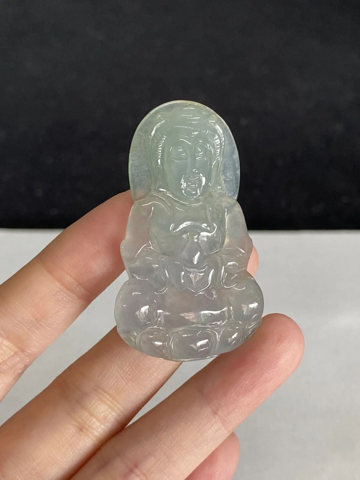 翡翠冰糯种淡绿色吊坠