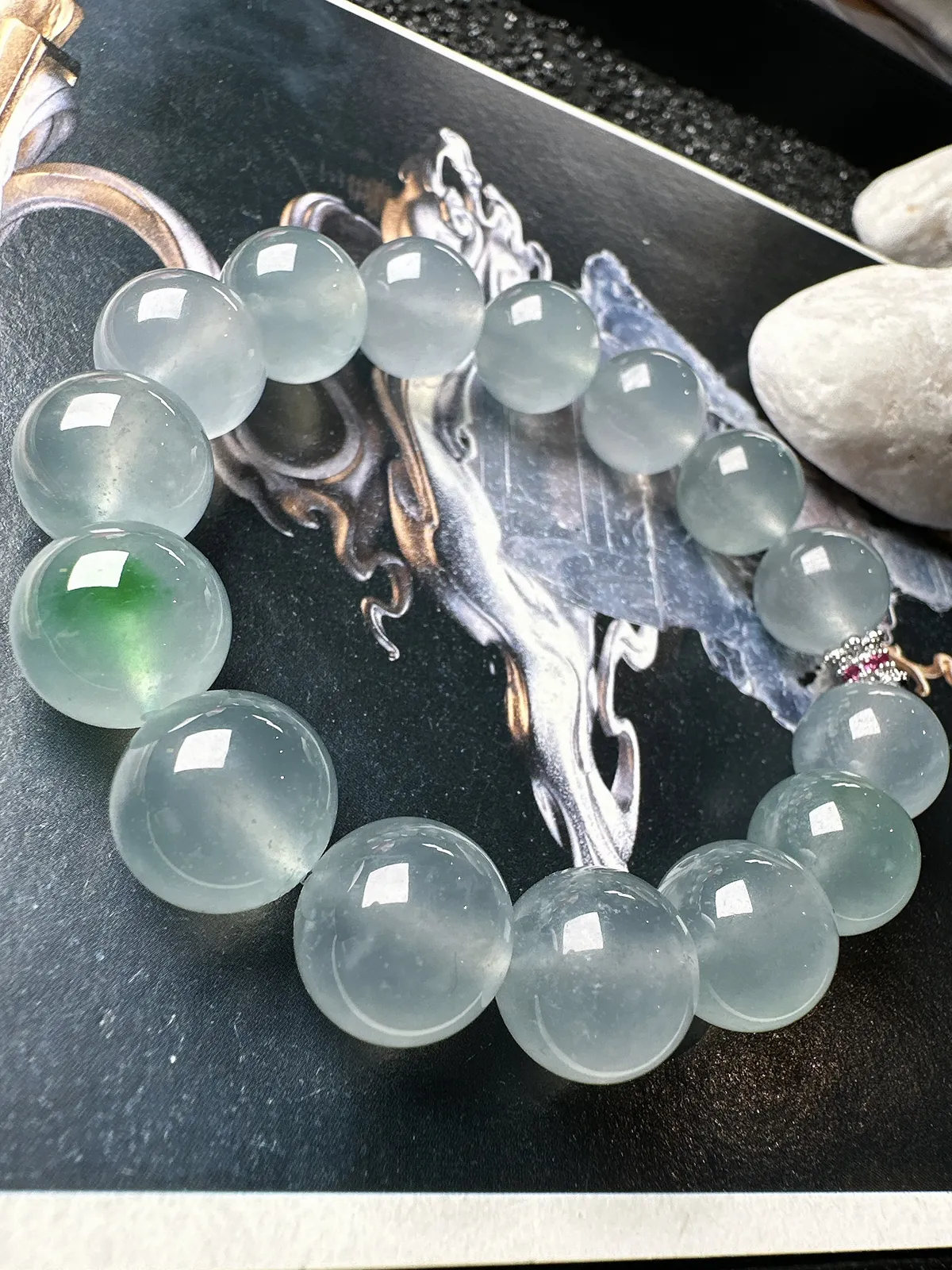 【冰飘绿手串】通透闪亮，光泽很好，冰冰透透，起光的料子，13毫米直径。