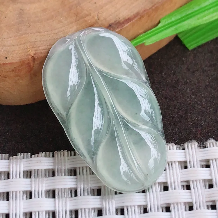 自然光，老坑冰种起胶冰晴底叶子吊坠，玉质细腻，冰莹起胶，色泽鲜美，清秀灵气，优雅气质，尺寸31.6/19.6/3.9