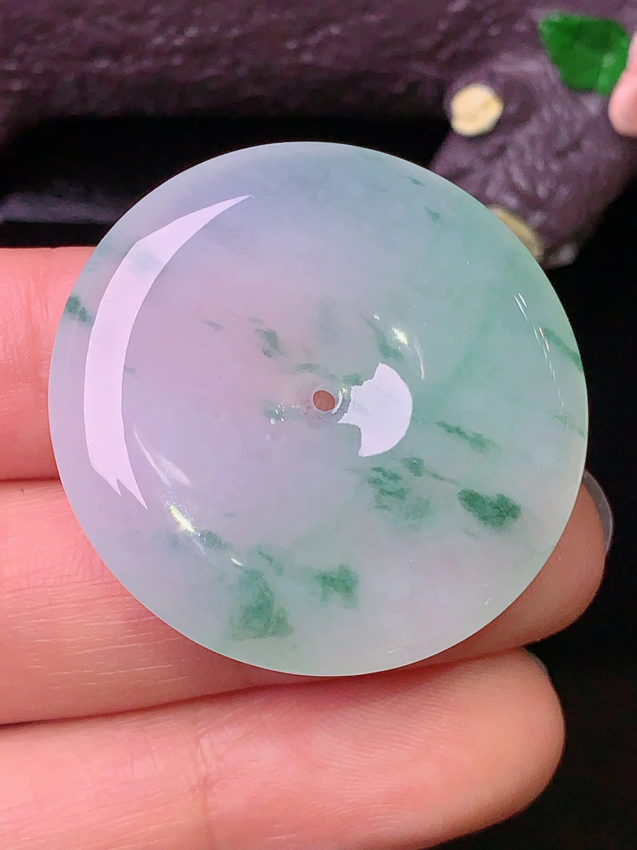 飘绿平安扣吊坠 玉质细腻 色泽清新艳丽 整体尺寸33*5.3