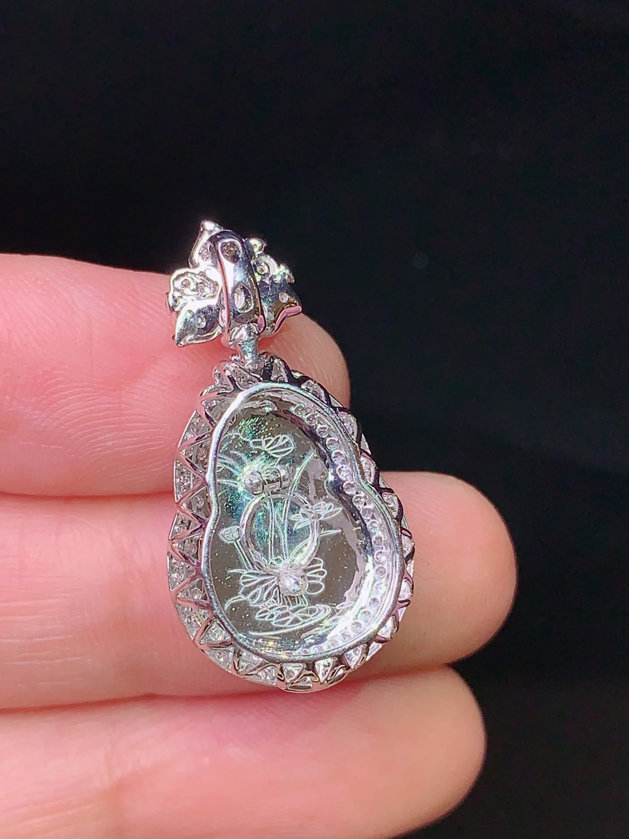 18k金钻镶嵌翠绿葫芦吊坠 玉质细腻 色泽清新艳丽 整体尺寸28*14.5*9.8