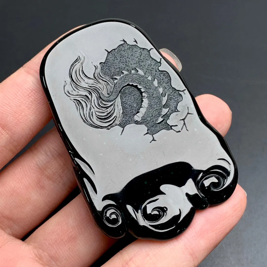 天然墨翠随形龙牌挂件，黑度极黑 油性十足 种老起胶 肉质细 打灯色正阳绿 冰透 木那雪花棉料，可打孔绑绳佩戴或镶嵌，手工雕刻 雕工精细 霸气十足